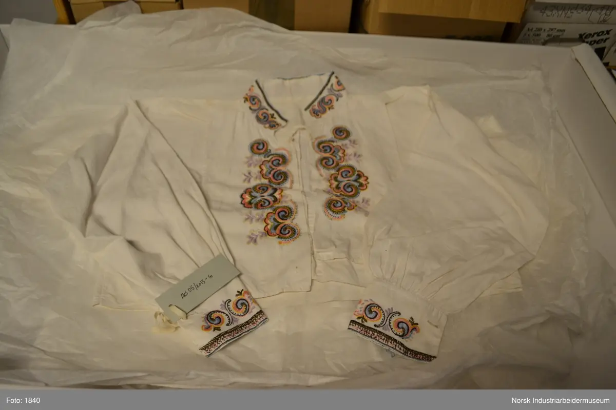 Bunadsskjorte i prinsessemønster til Øst-Telemarksbunad. Skjorta har farget broderi på kvarden, framstykket og ermlinningene.