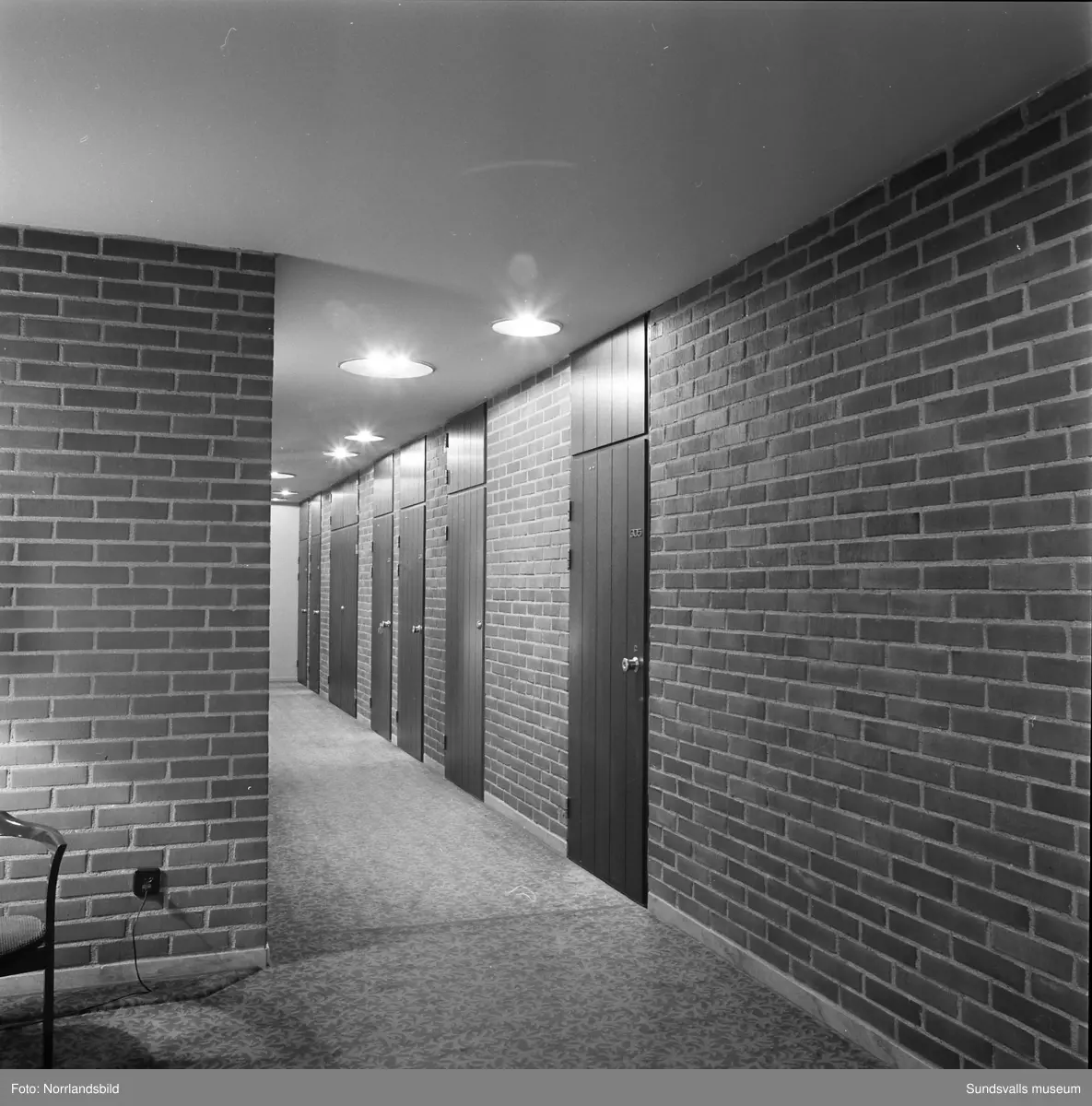 Kvarteret Neptunus (Strandgatan-Kyrkogatan-Tullgatan-Rådhusgatan). Exteriörbilder från olika håll på hela kvarteret samt interiörbilder från Hotell Strand.