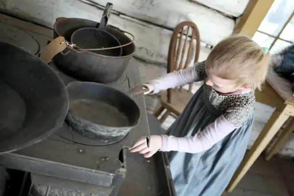 Inne ved ovnen på Gundersonstua