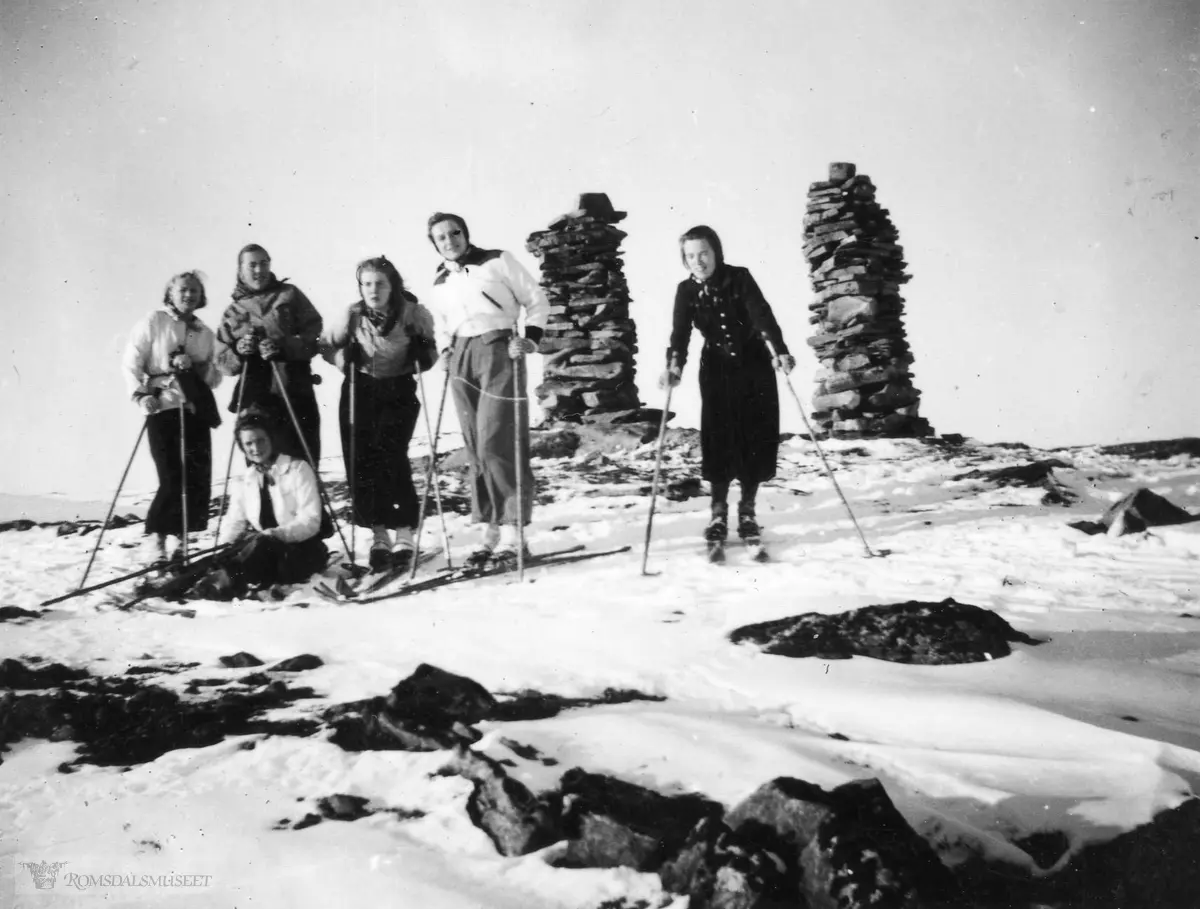 To-varden (Tovarden). .Byte mellom Gjemnes og Molde kommune, fjellet ligger vest for Trollvatnet.