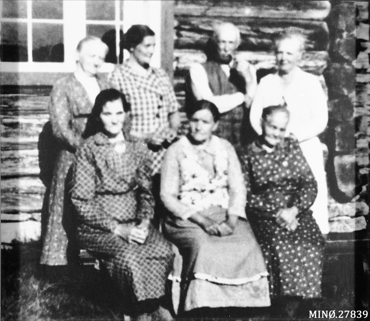 Gruppebilde, personer. De gamle seterbudeiene i Misterdalen.