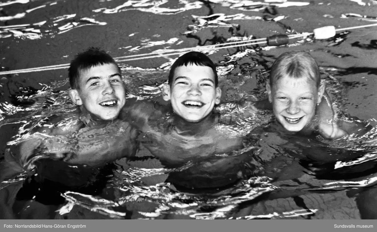 Svenska ungdomsmästerskapen i simning, Sum-Sim, arrangeras i Timrå simhall. Tävlingen som är ett av svensk idrotts största och äldsta arrangemang startade 1961, till en början med Expressen som initiativtagare och medarrangör.
Avbildade deltagare:
1. Lars Strömberg, Lars Öberg och Christer Berg.
2. Nils Åberg.
3. Tomas Olsson.
4. Erik Norling.
5. Karin Nystrand.
6. Karin Söderberg.
7. Elisabeth Berglund och Lotten Andersson.
8. Lasse Larsson.
9. Åke Håkansson.
10. Ulla-S. Damgren.
11. Rolf Nilsson.
12. Gunnel Larsson och Inger Olausson.
13. Christer Berg och Erik Vinlund.
14. Britt-L. Mattson.
15. Christer Berg.
16. Hans-Erik Öberg.
17. Bert Sjölund.
18. Inger Strandlund.
19. Elisabeth Berglund.
20. Bo Berggren.
21. Lotten Andersson.
22. Göran Axelsson.
23. Elisabeth Hulén.
24. Rolf Tegeback.
25. Marie Salin.
26. Hans Tegeback.
27. Karin Svanborg.
28. Gunilla Johansson.