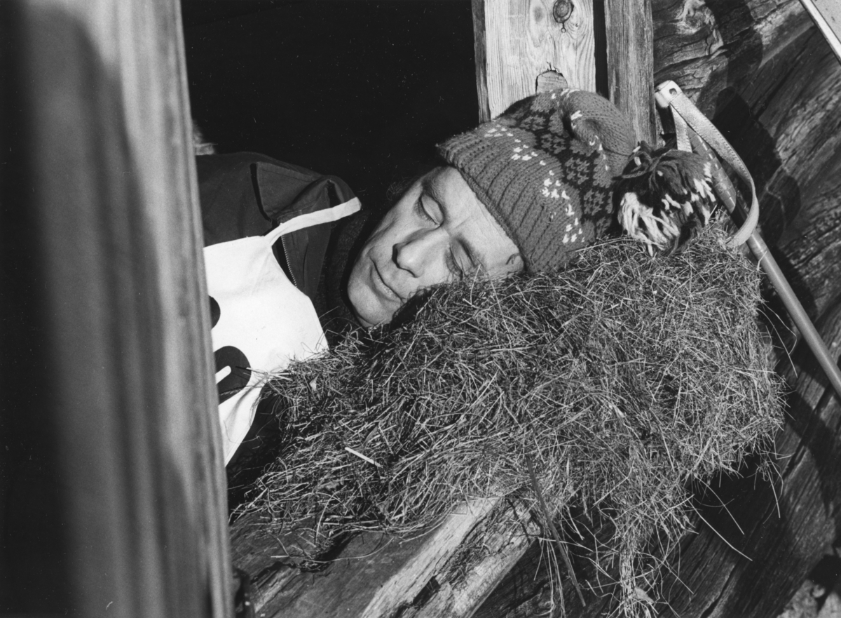 Vidar Sandbeck sover på høy. Skjæringfjell, februar 1972