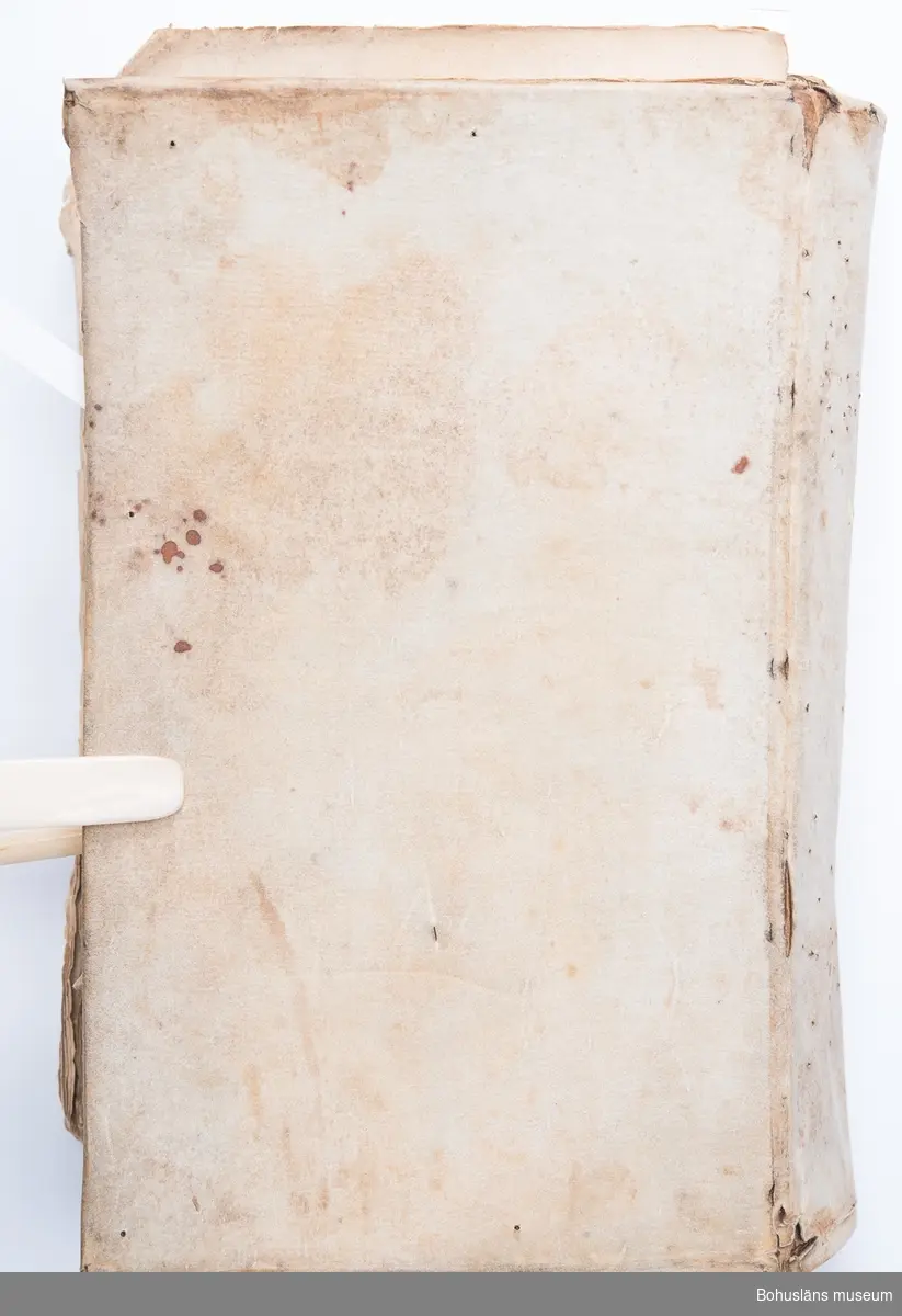 Medicinsk handbok. Saknar titel, författare, tryckår och tryckort. Frakturstil. Mycket sliten och medfaren. Samtida pergamentband med pärmarna delvis spruckna och inlagan lossnad från ryggen. Troligen fuktskadad. Sidor, bl.a. försättsbladet, saknas. Innehåller recept (ingredienserna angivna med latinska namn), allmän hälsolära samt behandlingar vid olika sjukdomar och åkommor. 
Boken är attribuerad av bokhistoriker Ove Hagelin efter mailförfrågan 2018 som varande Johan Haartmans bok "Tydelig underrättelse, om de mäst gångbara sjukdomars kännande och motande, genom lätta och enfaldiga hus-medel : samt et litet res- och hus-apothek, dem til tjenst, som ej hafwa tilfälle at rådfråga läkare, med åtskilliga förbättringar och tillökningar. Andra gången sammanfattad och utgifwen af Joh. Joh:son Haartman. 2. uppl.  Åbo, tryckt hos Joh. Christoph Frenckell, 1765. 
Boken består av 390 paginerade sidor, därutöver opaginerade sidor med inledande företal och avslutande register enligt följande:
*”Företal”, opaginerat 12 sidor, de första sidorna fattas.
*”Recepter på Det hus- och res Apothek som i D. Haartmanns bok, om gångbara Sjukdomars motande, till nytta och bruk beskrefne blifwit.” Opaginerat, 4 sidor.
* ”Res- och Hus Apotekets Essentia Dulcis”, sidan 1. På följande sidor recept på "Preserverande Dråppar, Stärkande Dråppar, Feber- och Skörbjugs Essence, Wårtstillande Läkeplåster, Flusspiller, Laxerpulver, Spanskt flugpulver" etc.
* [Beskrivning och botemedel av olika sjukdomar eller tillstånd]: ”§. 1 Affecter”, sidan 23.                       
Fortsätter med ”§. 2 Andtäppa, §. 3 Armgropssvett, §. 4 Barnaföderskor” och avslutas med ”§. 165 Öronplågorna”, sidan 390.
* ”1. Register” [Medicinalväxter med svenska och latinska namn från A till Ö]. Sidorna för registrets bokstäver A till G och S till T fattas. Opaginerat, 6 sidor.
* ”2. Register på beskrifna Sjukdomar och tillvärkade Läkeboten, m.m.” 12 ½ sidor.                                                
På sista halva sidan rubriken ”Rättelser.”

En handskriven text på ett vikt A4-papper ligger lös i boken: ”Afskrift”, ” Mot lungsjukdom” och ”Botemedel mot Kräftan”, från 1800-talet. I hörnet antecknat ”Signeul”, undertecknat ”1850-talet Grefve v. Saltza.”

Ur handskrivna katalogen 1957-1958:
Läkarebok m. recept
Några blad borta bl. a. försättsbladet.