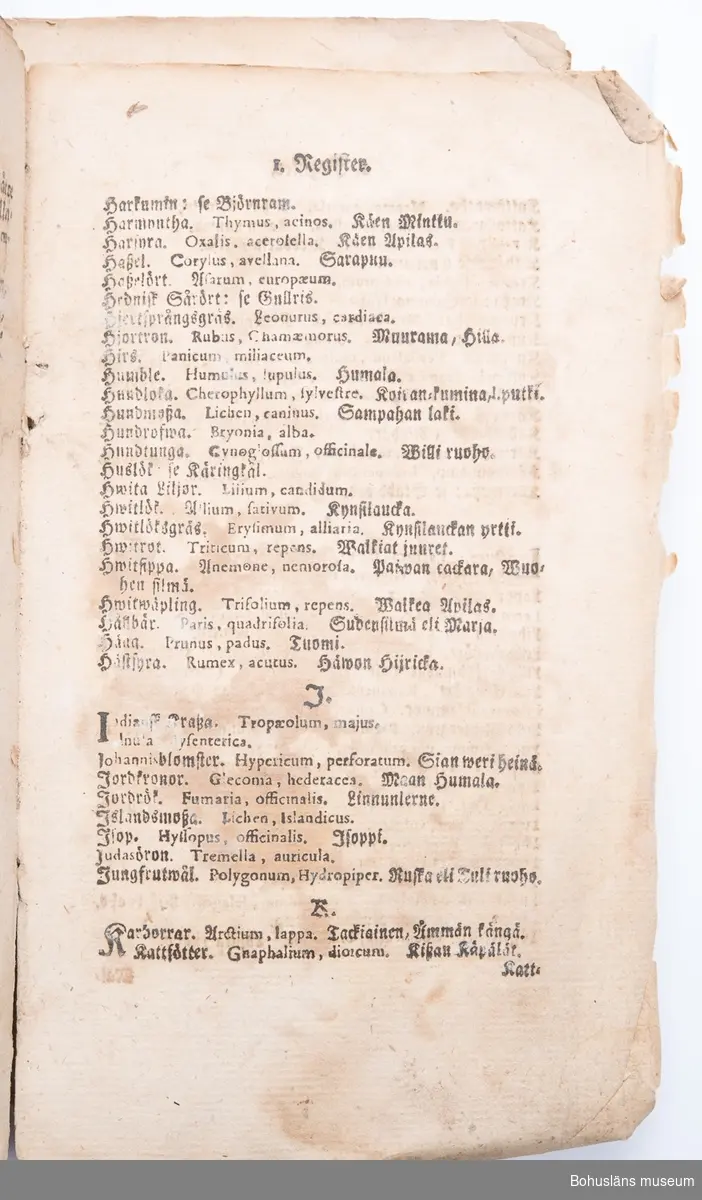 Medicinsk handbok. Saknar titel, författare, tryckår och tryckort. Frakturstil. Mycket sliten och medfaren. Samtida pergamentband med pärmarna delvis spruckna och inlagan lossnad från ryggen. Troligen fuktskadad. Sidor, bl.a. försättsbladet, saknas. Innehåller recept (ingredienserna angivna med latinska namn), allmän hälsolära samt behandlingar vid olika sjukdomar och åkommor. 
Boken är attribuerad av bokhistoriker Ove Hagelin efter mailförfrågan 2018 som varande Johan Haartmans bok "Tydelig underrättelse, om de mäst gångbara sjukdomars kännande och motande, genom lätta och enfaldiga hus-medel : samt et litet res- och hus-apothek, dem til tjenst, som ej hafwa tilfälle at rådfråga läkare, med åtskilliga förbättringar och tillökningar. Andra gången sammanfattad och utgifwen af Joh. Joh:son Haartman. 2. uppl.  Åbo, tryckt hos Joh. Christoph Frenckell, 1765. 
Boken består av 390 paginerade sidor, därutöver opaginerade sidor med inledande företal och avslutande register enligt följande:
*”Företal”, opaginerat 12 sidor, de första sidorna fattas.
*”Recepter på Det hus- och res Apothek som i D. Haartmanns bok, om gångbara Sjukdomars motande, till nytta och bruk beskrefne blifwit.” Opaginerat, 4 sidor.
* ”Res- och Hus Apotekets Essentia Dulcis”, sidan 1. På följande sidor recept på "Preserverande Dråppar, Stärkande Dråppar, Feber- och Skörbjugs Essence, Wårtstillande Läkeplåster, Flusspiller, Laxerpulver, Spanskt flugpulver" etc.
* [Beskrivning och botemedel av olika sjukdomar eller tillstånd]: ”§. 1 Affecter”, sidan 23.                       
Fortsätter med ”§. 2 Andtäppa, §. 3 Armgropssvett, §. 4 Barnaföderskor” och avslutas med ”§. 165 Öronplågorna”, sidan 390.
* ”1. Register” [Medicinalväxter med svenska och latinska namn från A till Ö]. Sidorna för registrets bokstäver A till G och S till T fattas. Opaginerat, 6 sidor.
* ”2. Register på beskrifna Sjukdomar och tillvärkade Läkeboten, m.m.” 12 ½ sidor.                                                
På sista halva sidan rubriken ”Rättelser.”

En handskriven text på ett vikt A4-papper ligger lös i boken: ”Afskrift”, ” Mot lungsjukdom” och ”Botemedel mot Kräftan”, från 1800-talet. I hörnet antecknat ”Signeul”, undertecknat ”1850-talet Grefve v. Saltza.”

Ur handskrivna katalogen 1957-1958:
Läkarebok m. recept
Några blad borta bl. a. försättsbladet.