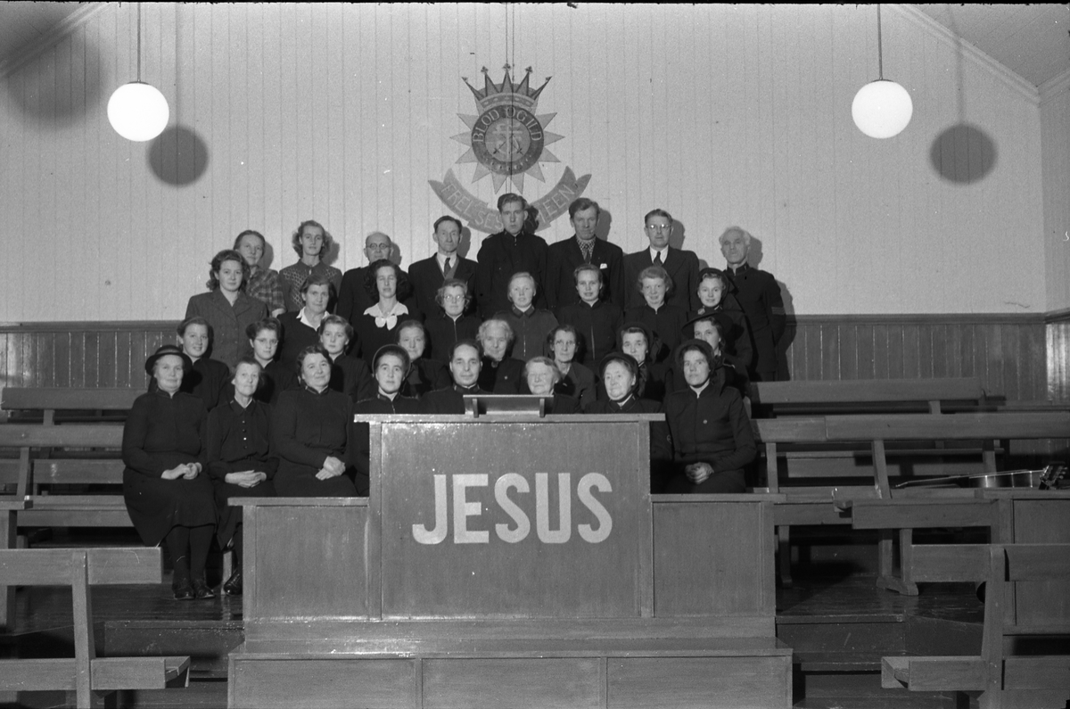 Gruppebilde fra Frelsesarmeen på Lena høsten 1951. Noen av personene er mer eller mindre sikkert identifisert.
Første rekke (fremst): Helt til venstre trolig Magnhild Ødeli; nummer tre fra høyre, Anna Myrland.
Tredje rekke (nest bakerst): Nummer to og tre fra venstre Agnes Lindberg  og Mally Tallerud; Nummer 2-4 fra høyre: Ruth Helene (?) Haavi, Margit Ødeli (?), Hildeborg Stenersen (eller Tordis Myrland).