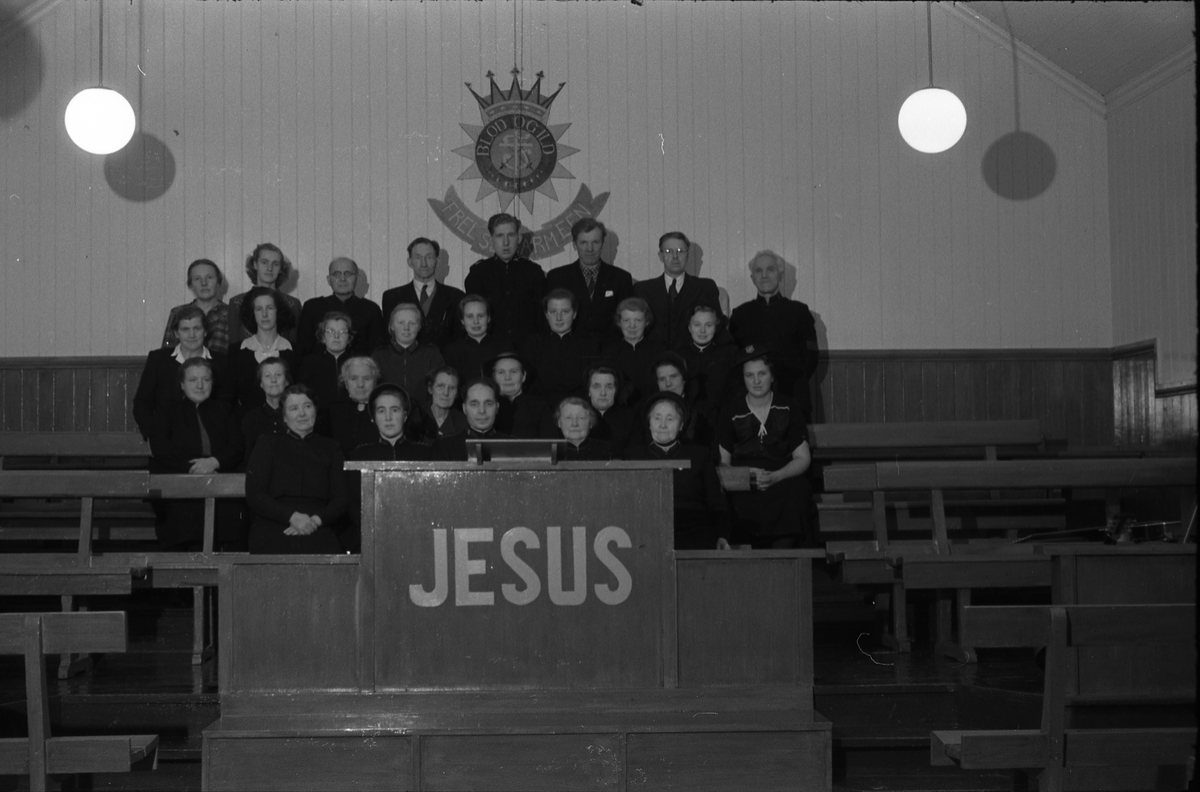 Gruppebilde fra Frelsesarmeen på Lena høsten 1951. Noen av personene er mer eller mindre sikkert identifisert.
Første rekke (fremst): Helt til venstre trolig Magnhild Ødeli; nummer tre fra høyre, Anna Myrland.
Tredje rekke (nest bakerst): Nummer to og tre fra venstre Agnes Lindberg  og Mally Tallerud; Nummer 2-4 fra høyre: Ruth Helene (?) Haavi, Margit Ødeli (?), Hildeborg Stenersen (eller Tordis Myrland).