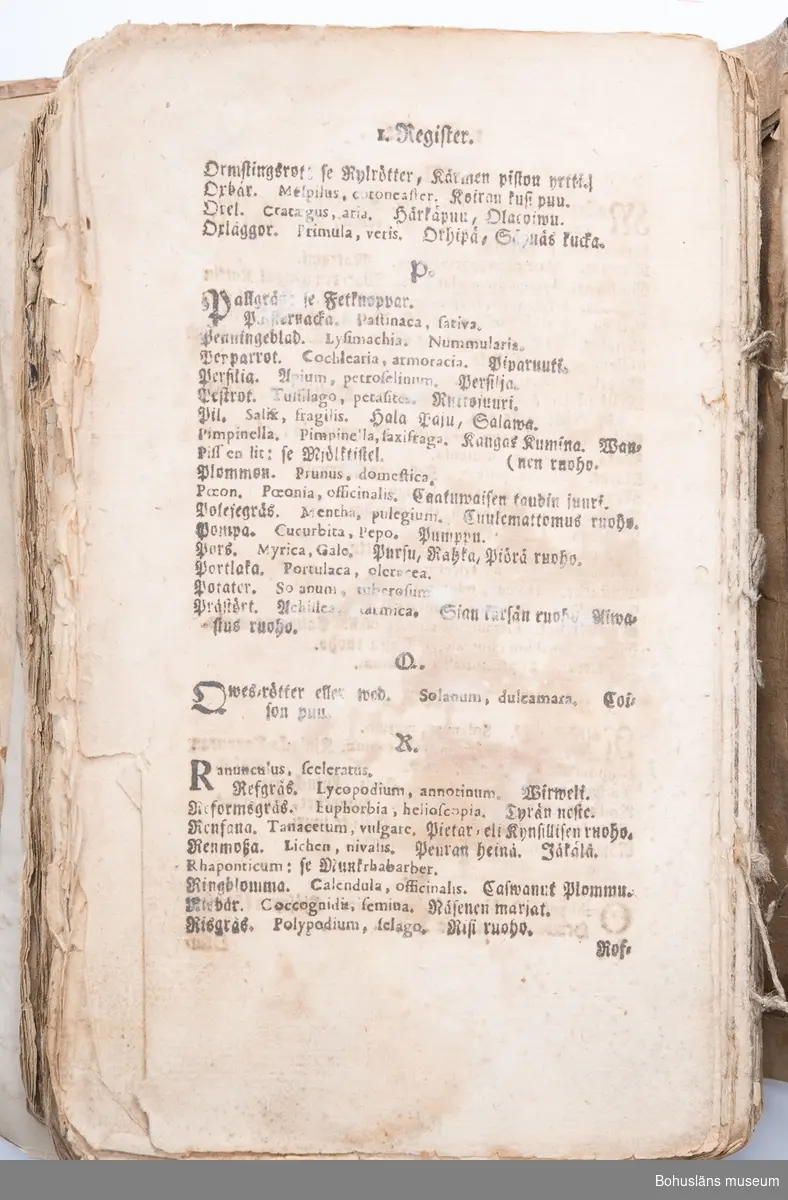 Medicinsk handbok. Saknar titel, författare, tryckår och tryckort. Frakturstil. Mycket sliten och medfaren. Samtida pergamentband med pärmarna delvis spruckna och inlagan lossnad från ryggen. Troligen fuktskadad. Sidor, bl.a. försättsbladet, saknas. Innehåller recept (ingredienserna angivna med latinska namn), allmän hälsolära samt behandlingar vid olika sjukdomar och åkommor. 
Boken är attribuerad av bokhistoriker Ove Hagelin efter mailförfrågan 2018 som varande Johan Haartmans bok "Tydelig underrättelse, om de mäst gångbara sjukdomars kännande och motande, genom lätta och enfaldiga hus-medel : samt et litet res- och hus-apothek, dem til tjenst, som ej hafwa tilfälle at rådfråga läkare, med åtskilliga förbättringar och tillökningar. Andra gången sammanfattad och utgifwen af Joh. Joh:son Haartman. 2. uppl.  Åbo, tryckt hos Joh. Christoph Frenckell, 1765. 
Boken består av 390 paginerade sidor, därutöver opaginerade sidor med inledande företal och avslutande register enligt följande:
*”Företal”, opaginerat 12 sidor, de första sidorna fattas.
*”Recepter på Det hus- och res Apothek som i D. Haartmanns bok, om gångbara Sjukdomars motande, till nytta och bruk beskrefne blifwit.” Opaginerat, 4 sidor.
* ”Res- och Hus Apotekets Essentia Dulcis”, sidan 1. På följande sidor recept på "Preserverande Dråppar, Stärkande Dråppar, Feber- och Skörbjugs Essence, Wårtstillande Läkeplåster, Flusspiller, Laxerpulver, Spanskt flugpulver" etc.
* [Beskrivning och botemedel av olika sjukdomar eller tillstånd]: ”§. 1 Affecter”, sidan 23.                       
Fortsätter med ”§. 2 Andtäppa, §. 3 Armgropssvett, §. 4 Barnaföderskor” och avslutas med ”§. 165 Öronplågorna”, sidan 390.
* ”1. Register” [Medicinalväxter med svenska och latinska namn från A till Ö]. Sidorna för registrets bokstäver A till G och S till T fattas. Opaginerat, 6 sidor.
* ”2. Register på beskrifna Sjukdomar och tillvärkade Läkeboten, m.m.” 12 ½ sidor.                                                
På sista halva sidan rubriken ”Rättelser.”

En handskriven text på ett vikt A4-papper ligger lös i boken: ”Afskrift”, ” Mot lungsjukdom” och ”Botemedel mot Kräftan”, från 1800-talet. I hörnet antecknat ”Signeul”, undertecknat ”1850-talet Grefve v. Saltza.”

Ur handskrivna katalogen 1957-1958:
Läkarebok m. recept
Några blad borta bl. a. försättsbladet.