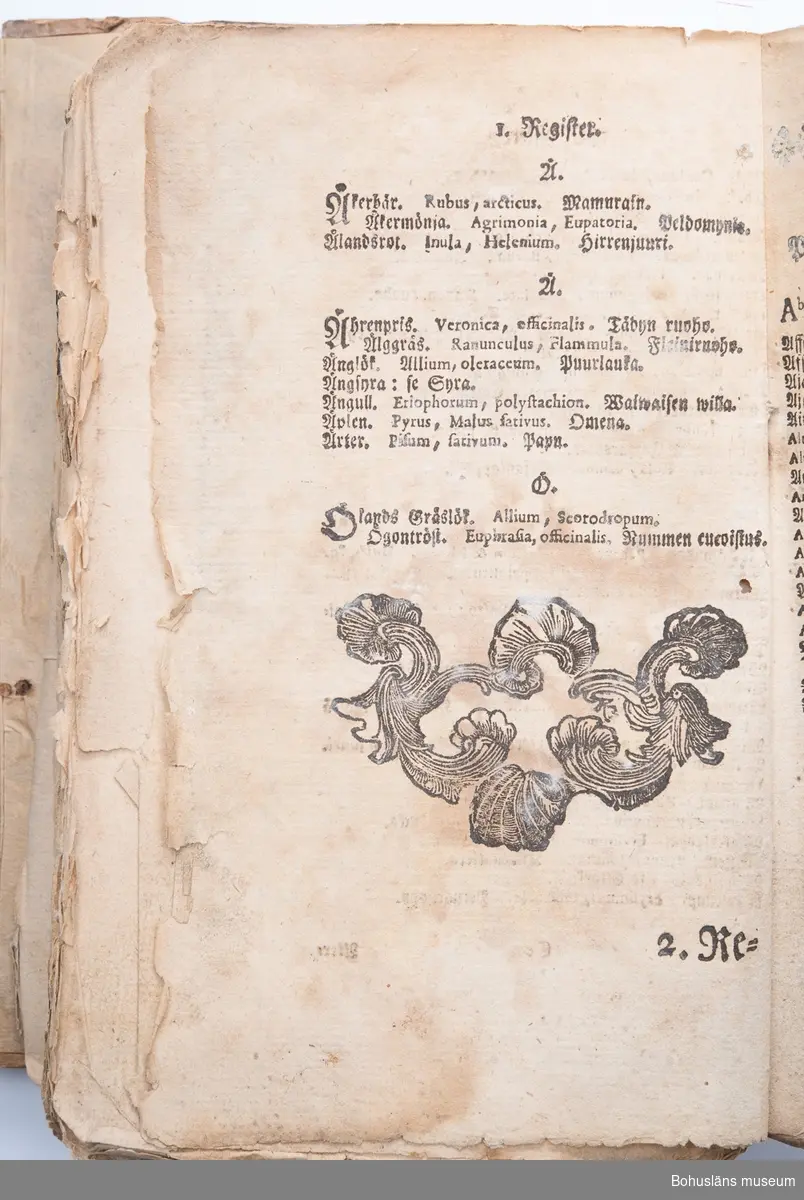 Medicinsk handbok. Saknar titel, författare, tryckår och tryckort. Frakturstil. Mycket sliten och medfaren. Samtida pergamentband med pärmarna delvis spruckna och inlagan lossnad från ryggen. Troligen fuktskadad. Sidor, bl.a. försättsbladet, saknas. Innehåller recept (ingredienserna angivna med latinska namn), allmän hälsolära samt behandlingar vid olika sjukdomar och åkommor. 
Boken är attribuerad av bokhistoriker Ove Hagelin efter mailförfrågan 2018 som varande Johan Haartmans bok "Tydelig underrättelse, om de mäst gångbara sjukdomars kännande och motande, genom lätta och enfaldiga hus-medel : samt et litet res- och hus-apothek, dem til tjenst, som ej hafwa tilfälle at rådfråga läkare, med åtskilliga förbättringar och tillökningar. Andra gången sammanfattad och utgifwen af Joh. Joh:son Haartman. 2. uppl.  Åbo, tryckt hos Joh. Christoph Frenckell, 1765. 
Boken består av 390 paginerade sidor, därutöver opaginerade sidor med inledande företal och avslutande register enligt följande:
*”Företal”, opaginerat 12 sidor, de första sidorna fattas.
*”Recepter på Det hus- och res Apothek som i D. Haartmanns bok, om gångbara Sjukdomars motande, till nytta och bruk beskrefne blifwit.” Opaginerat, 4 sidor.
* ”Res- och Hus Apotekets Essentia Dulcis”, sidan 1. På följande sidor recept på "Preserverande Dråppar, Stärkande Dråppar, Feber- och Skörbjugs Essence, Wårtstillande Läkeplåster, Flusspiller, Laxerpulver, Spanskt flugpulver" etc.
* [Beskrivning och botemedel av olika sjukdomar eller tillstånd]: ”§. 1 Affecter”, sidan 23.                       
Fortsätter med ”§. 2 Andtäppa, §. 3 Armgropssvett, §. 4 Barnaföderskor” och avslutas med ”§. 165 Öronplågorna”, sidan 390.
* ”1. Register” [Medicinalväxter med svenska och latinska namn från A till Ö]. Sidorna för registrets bokstäver A till G och S till T fattas. Opaginerat, 6 sidor.
* ”2. Register på beskrifna Sjukdomar och tillvärkade Läkeboten, m.m.” 12 ½ sidor.                                                
På sista halva sidan rubriken ”Rättelser.”

En handskriven text på ett vikt A4-papper ligger lös i boken: ”Afskrift”, ” Mot lungsjukdom” och ”Botemedel mot Kräftan”, från 1800-talet. I hörnet antecknat ”Signeul”, undertecknat ”1850-talet Grefve v. Saltza.”

Ur handskrivna katalogen 1957-1958:
Läkarebok m. recept
Några blad borta bl. a. försättsbladet.