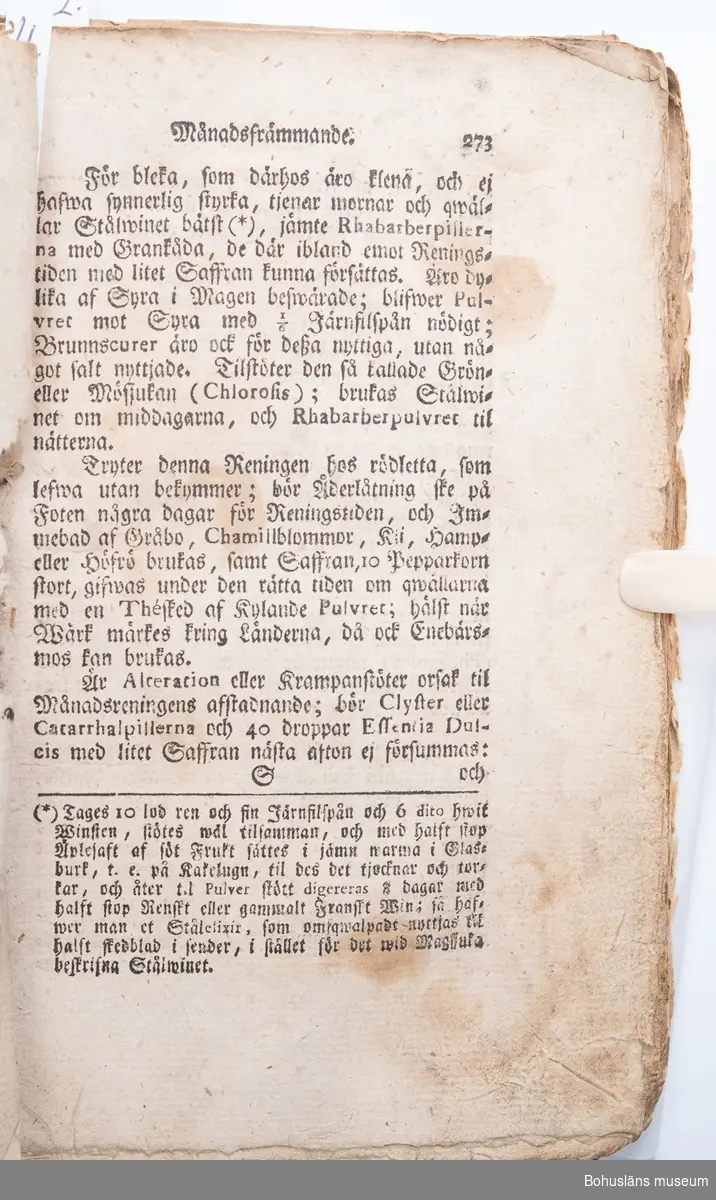 Medicinsk handbok. Saknar titel, författare, tryckår och tryckort. Frakturstil. Mycket sliten och medfaren. Samtida pergamentband med pärmarna delvis spruckna och inlagan lossnad från ryggen. Troligen fuktskadad. Sidor, bl.a. försättsbladet, saknas. Innehåller recept (ingredienserna angivna med latinska namn), allmän hälsolära samt behandlingar vid olika sjukdomar och åkommor. 
Boken är attribuerad av bokhistoriker Ove Hagelin efter mailförfrågan 2018 som varande Johan Haartmans bok "Tydelig underrättelse, om de mäst gångbara sjukdomars kännande och motande, genom lätta och enfaldiga hus-medel : samt et litet res- och hus-apothek, dem til tjenst, som ej hafwa tilfälle at rådfråga läkare, med åtskilliga förbättringar och tillökningar. Andra gången sammanfattad och utgifwen af Joh. Joh:son Haartman. 2. uppl.  Åbo, tryckt hos Joh. Christoph Frenckell, 1765. 
Boken består av 390 paginerade sidor, därutöver opaginerade sidor med inledande företal och avslutande register enligt följande:
*”Företal”, opaginerat 12 sidor, de första sidorna fattas.
*”Recepter på Det hus- och res Apothek som i D. Haartmanns bok, om gångbara Sjukdomars motande, till nytta och bruk beskrefne blifwit.” Opaginerat, 4 sidor.
* ”Res- och Hus Apotekets Essentia Dulcis”, sidan 1. På följande sidor recept på "Preserverande Dråppar, Stärkande Dråppar, Feber- och Skörbjugs Essence, Wårtstillande Läkeplåster, Flusspiller, Laxerpulver, Spanskt flugpulver" etc.
* [Beskrivning och botemedel av olika sjukdomar eller tillstånd]: ”§. 1 Affecter”, sidan 23.                       
Fortsätter med ”§. 2 Andtäppa, §. 3 Armgropssvett, §. 4 Barnaföderskor” och avslutas med ”§. 165 Öronplågorna”, sidan 390.
* ”1. Register” [Medicinalväxter med svenska och latinska namn från A till Ö]. Sidorna för registrets bokstäver A till G och S till T fattas. Opaginerat, 6 sidor.
* ”2. Register på beskrifna Sjukdomar och tillvärkade Läkeboten, m.m.” 12 ½ sidor.                                                
På sista halva sidan rubriken ”Rättelser.”

En handskriven text på ett vikt A4-papper ligger lös i boken: ”Afskrift”, ” Mot lungsjukdom” och ”Botemedel mot Kräftan”, från 1800-talet. I hörnet antecknat ”Signeul”, undertecknat ”1850-talet Grefve v. Saltza.”

Ur handskrivna katalogen 1957-1958:
Läkarebok m. recept
Några blad borta bl. a. försättsbladet.