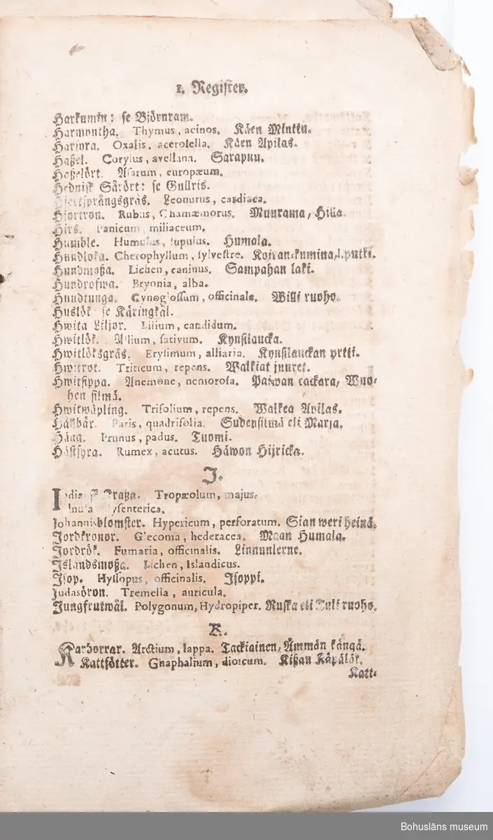 Medicinsk handbok. Saknar titel, författare, tryckår och tryckort. Frakturstil. Mycket sliten och medfaren. Samtida pergamentband med pärmarna delvis spruckna och inlagan lossnad från ryggen. Troligen fuktskadad. Sidor, bl.a. försättsbladet, saknas. Innehåller recept (ingredienserna angivna med latinska namn), allmän hälsolära samt behandlingar vid olika sjukdomar och åkommor. 
Boken är attribuerad av bokhistoriker Ove Hagelin efter mailförfrågan 2018 som varande Johan Haartmans bok "Tydelig underrättelse, om de mäst gångbara sjukdomars kännande och motande, genom lätta och enfaldiga hus-medel : samt et litet res- och hus-apothek, dem til tjenst, som ej hafwa tilfälle at rådfråga läkare, med åtskilliga förbättringar och tillökningar. Andra gången sammanfattad och utgifwen af Joh. Joh:son Haartman. 2. uppl.  Åbo, tryckt hos Joh. Christoph Frenckell, 1765. 
Boken består av 390 paginerade sidor, därutöver opaginerade sidor med inledande företal och avslutande register enligt följande:
*”Företal”, opaginerat 12 sidor, de första sidorna fattas.
*”Recepter på Det hus- och res Apothek som i D. Haartmanns bok, om gångbara Sjukdomars motande, till nytta och bruk beskrefne blifwit.” Opaginerat, 4 sidor.
* ”Res- och Hus Apotekets Essentia Dulcis”, sidan 1. På följande sidor recept på "Preserverande Dråppar, Stärkande Dråppar, Feber- och Skörbjugs Essence, Wårtstillande Läkeplåster, Flusspiller, Laxerpulver, Spanskt flugpulver" etc.
* [Beskrivning och botemedel av olika sjukdomar eller tillstånd]: ”§. 1 Affecter”, sidan 23.                       
Fortsätter med ”§. 2 Andtäppa, §. 3 Armgropssvett, §. 4 Barnaföderskor” och avslutas med ”§. 165 Öronplågorna”, sidan 390.
* ”1. Register” [Medicinalväxter med svenska och latinska namn från A till Ö]. Sidorna för registrets bokstäver A till G och S till T fattas. Opaginerat, 6 sidor.
* ”2. Register på beskrifna Sjukdomar och tillvärkade Läkeboten, m.m.” 12 ½ sidor.                                                
På sista halva sidan rubriken ”Rättelser.”

En handskriven text på ett vikt A4-papper ligger lös i boken: ”Afskrift”, ” Mot lungsjukdom” och ”Botemedel mot Kräftan”, från 1800-talet. I hörnet antecknat ”Signeul”, undertecknat ”1850-talet Grefve v. Saltza.”

Ur handskrivna katalogen 1957-1958:
Läkarebok m. recept
Några blad borta bl. a. försättsbladet.