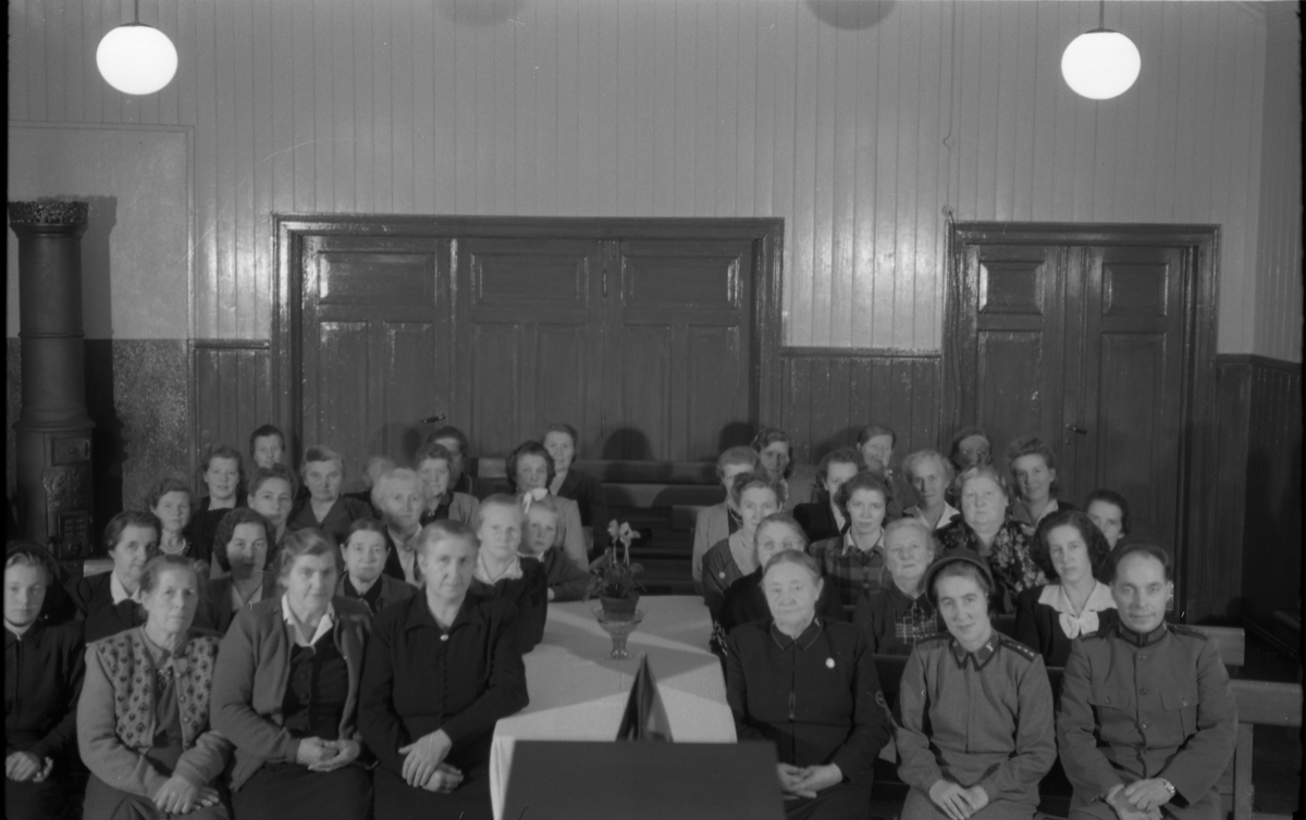 Trolig fra et møte på Frelsesarmeen på Lena høsten 1951. Ingen av personene er identifisert. Sju bilder.