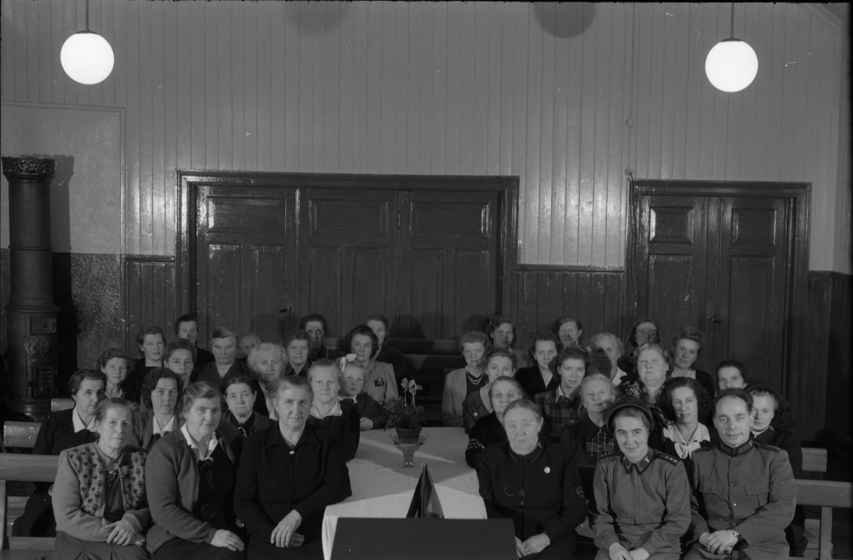 Trolig fra et møte på Frelsesarmeen på Lena høsten 1951. Ingen av personene er identifisert. Sju bilder.