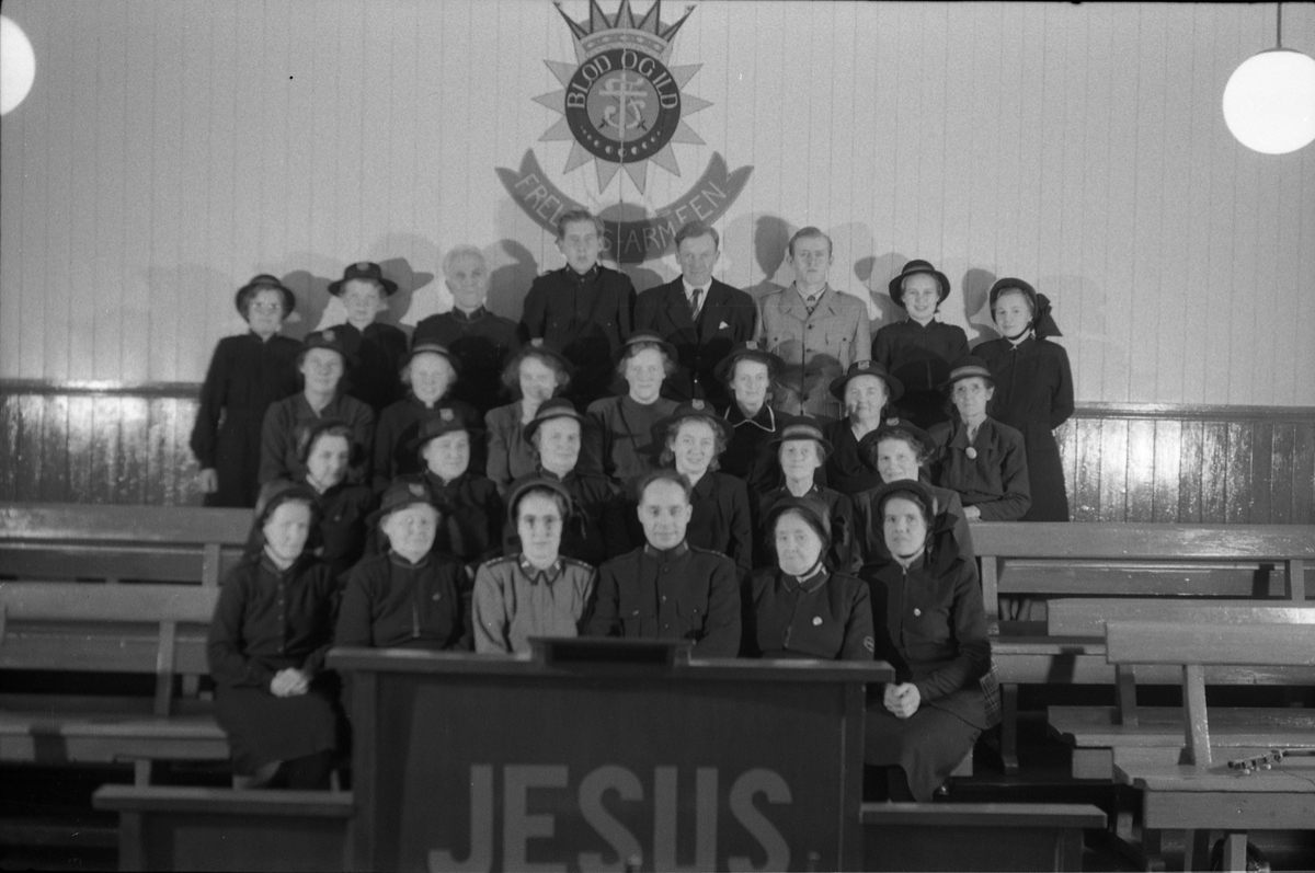 Gruppebilde fra Frelsesarmeen på Lena høsten 1951. Noen av personene er identifisert.
Første rekke (foran): Nummer to fra venstre, Anna Myrland.
Andre rekke: Nummer tre fra venstre, Magnhild Ødeli.
Tredje rekke: Nummer to fra venstre, Hildeborg Stenersen (?).
Bakerst: NUmmer to fra høyre, Margit Ødeli.
Ni like bilder.