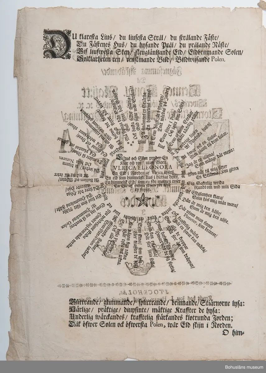 Fyrasidigt tryck på linnepapper. Text i frakturstil med större dekorerade enfanger och illustrationer, bl.a. tre kronor. På sidan 2 verser placerade i en solstråleform.

På första sidan texten:
"Swänska Norstiärnans 
Fägnesamma Åskådande /
Då
Hennes Kongl. Maij:tt 
Sweriges / Giöthes ock Wändes &c. &c. 
Stormäktigste / Allernådigste Drottning /
VLRICA
ELEONORA,
Samtel. Rÿjksens Ständer 
Hyllades 
I
STOCKHOLM, 
den 11. April, Anno 1719.
STOCKHOLM, 
Tryckt hos JOH. L. HORRN, Kongl. Antiquit. Archiv. Boktr"

Följande tre sidor med hyllningar på vers, t. ex.: "Thetta är den store dagen / som af gambla Giötha lagen / hyller dig du Nordens Sol".

Hyllningstexten avslutas på fjärde sidan med följande underskrift:
"Uti wördesammaste Underdånighet beteknadt
Af en herrdags-präst från dät
Arma Bohus-Län"
[Herrdag = närmast en äldre form av ordet "riksdag".]

Ur handskrivna katalogen 1957-1958:
Dokument 1719
"Ulrika Eleonora hyllades i Stockholm den 11 April, Anno 1719". Ngt trasigt. Inramat; mått: 42 x 59,5 cm.