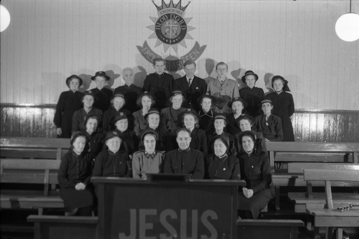 Gruppebilde fra Frelsesarmeen på Lena høsten 1951. Noen av personene er identifisert.
Første rekke (foran): Nummer to fra venstre, Anna Myrland.
Andre rekke: Nummer tre fra venstre, Magnhild Ødeli.
Tredje rekke: Nummer to fra venstre, Hildeborg Stenersen (?).
Bakerst: NUmmer to fra høyre, Margit Ødeli.
Ni like bilder.