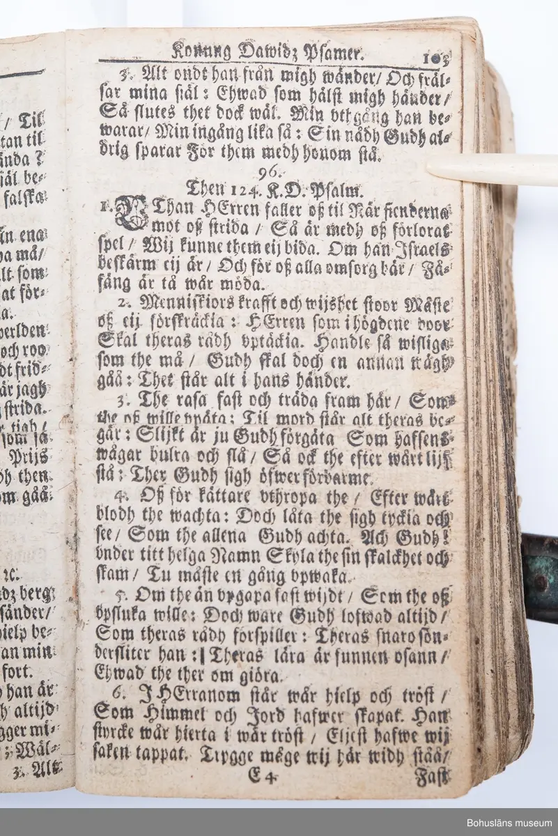 Psalmbok, frakturstil, linnelumppapper, svenska, 403 sidor samt register, duodecimo (12:o). 1695 års psalmbok, 413 psalmer. Trasig.
Samtida helfranskt skinnband med fem lätt upphöjda bind, pärmfyllnad av trä. Skinnet präglat i dekorativt mönster, liknande på fram- och baksida. Dekortivt ramverk, i övrigt heltäckande dekor med textband på mitten, oläsligt. 
Denna slags inbindning användes gärna då psalmboken skänktes som trolovningsgåva.
Rester av två bokpärmsbeslag; fragmentariska skinnband och metallspänne på det nedre. Främre pärmen lagad längs del av de båda kortsidorna med hamrat kopparband, bakre pärmen har hamrat kopparband nertill på kortsidan.
På första sidan handanteckning med uppgifter om ägare och årtalet 1735.

Psalmboken sammanbunden med evangelie- och epistelbok; Evangelia och epistler, 274 sidor.
Cib