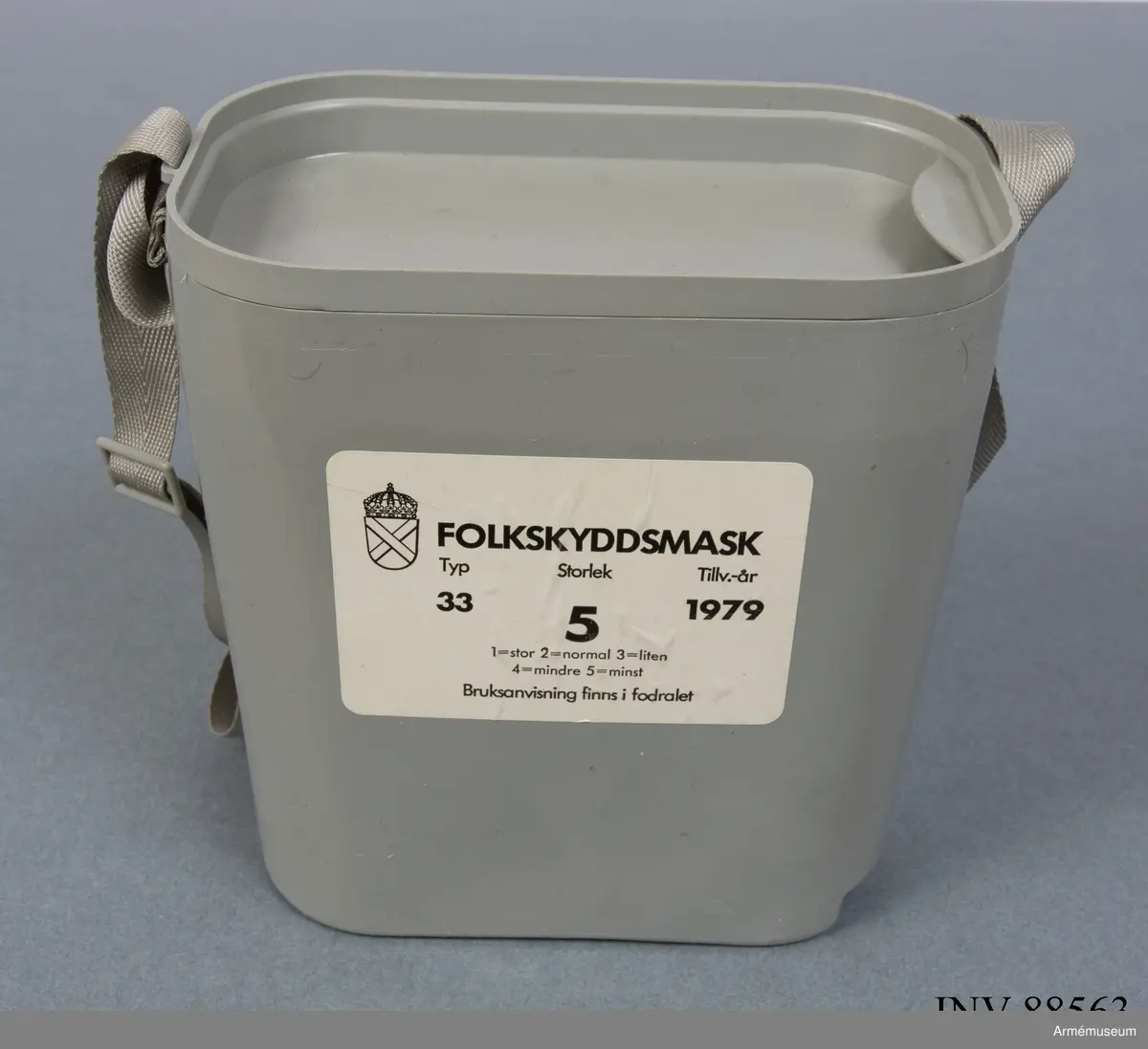 Folkskyddsmask Typ 33, storlek 5 (minst) med tillhörande fodral. Filter tillverkat av FIAB.