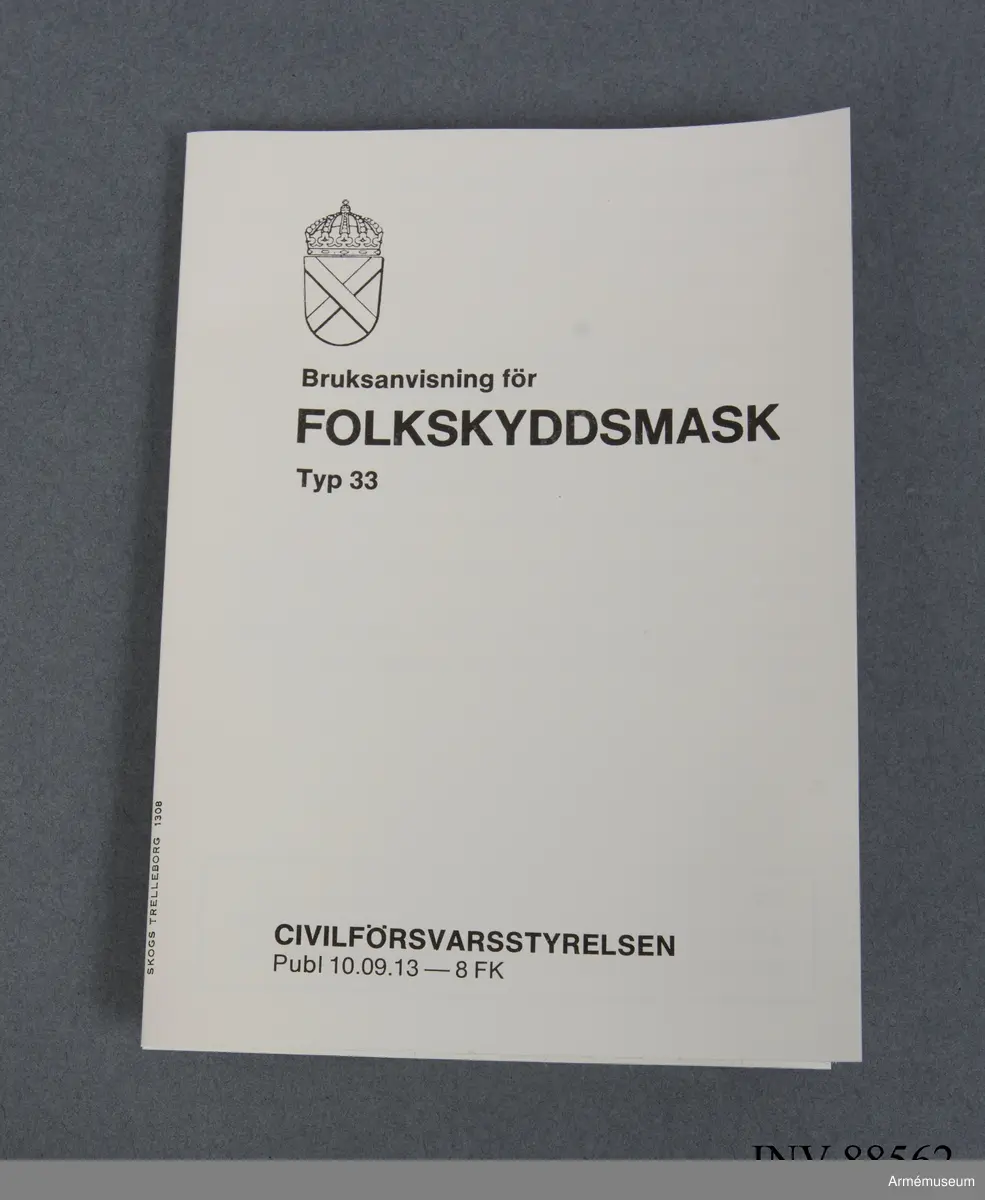 Folkskyddsmask med tillhörande fodral. Filter tillverkat av FIAB.