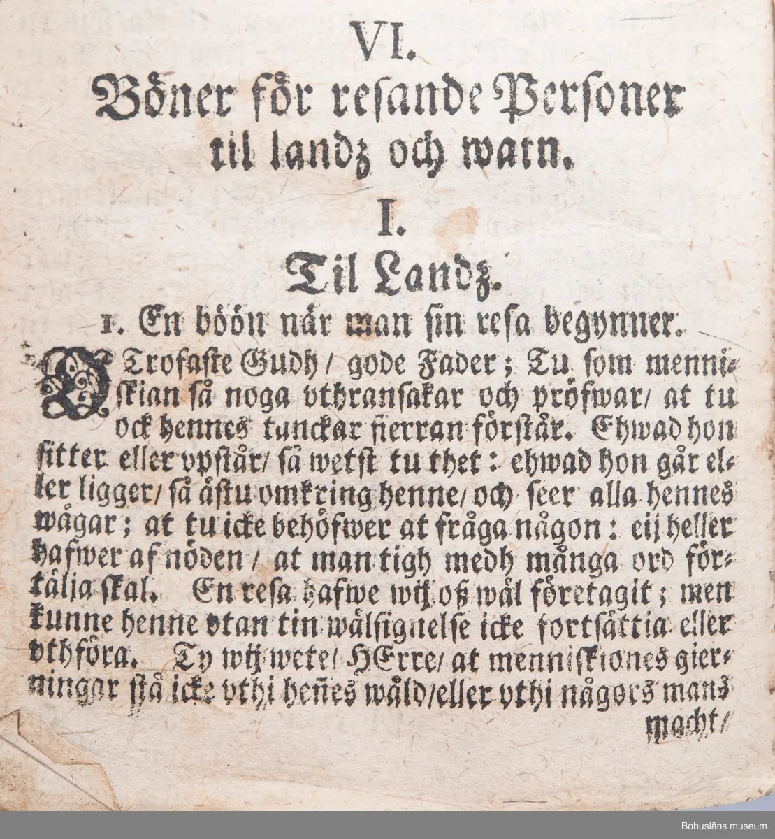 Psalmbok, frakturstil, linnelumppapper, svenska, 403 sidor samt register, duodecimo (12:o). 1695 års psalmbok, 413 psalmer. Trasig.
Samtida helfranskt skinnband med fem lätt upphöjda bind, pärmfyllnad av trä. Skinnet präglat i dekorativt mönster, liknande på fram- och baksida. Dekortivt ramverk, i övrigt heltäckande dekor med textband på mitten, oläsligt. 
Denna slags inbindning användes gärna då psalmboken skänktes som trolovningsgåva.
Rester av två bokpärmsbeslag; fragmentariska skinnband och metallspänne på det nedre. Främre pärmen lagad längs del av de båda kortsidorna med hamrat kopparband, bakre pärmen har hamrat kopparband nertill på kortsidan.
På första sidan handanteckning med uppgifter om ägare och årtalet 1735.

Psalmboken sammanbunden med evangelie- och epistelbok; Evangelia och epistler, 274 sidor.
Cib