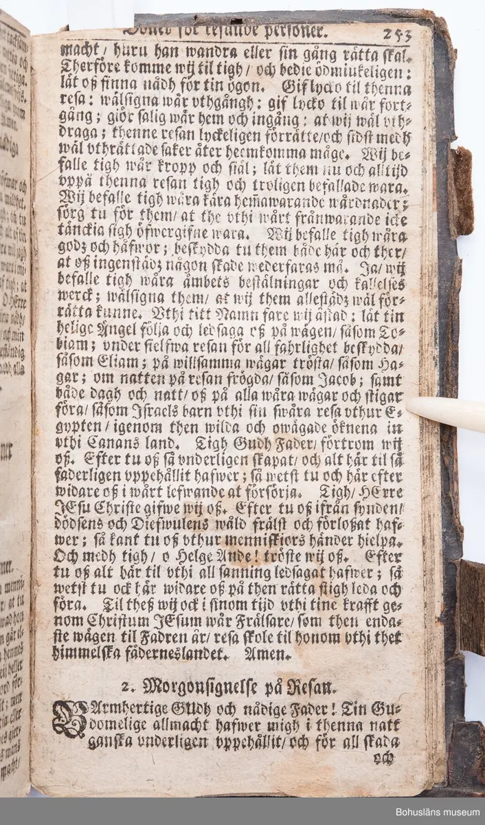 Psalmbok, frakturstil, linnelumppapper, svenska, 403 sidor samt register, duodecimo (12:o). 1695 års psalmbok, 413 psalmer. Trasig.
Samtida helfranskt skinnband med fem lätt upphöjda bind, pärmfyllnad av trä. Skinnet präglat i dekorativt mönster, liknande på fram- och baksida. Dekortivt ramverk, i övrigt heltäckande dekor med textband på mitten, oläsligt. 
Denna slags inbindning användes gärna då psalmboken skänktes som trolovningsgåva.
Rester av två bokpärmsbeslag; fragmentariska skinnband och metallspänne på det nedre. Främre pärmen lagad längs del av de båda kortsidorna med hamrat kopparband, bakre pärmen har hamrat kopparband nertill på kortsidan.
På första sidan handanteckning med uppgifter om ägare och årtalet 1735.

Psalmboken sammanbunden med evangelie- och epistelbok; Evangelia och epistler, 274 sidor.
Cib