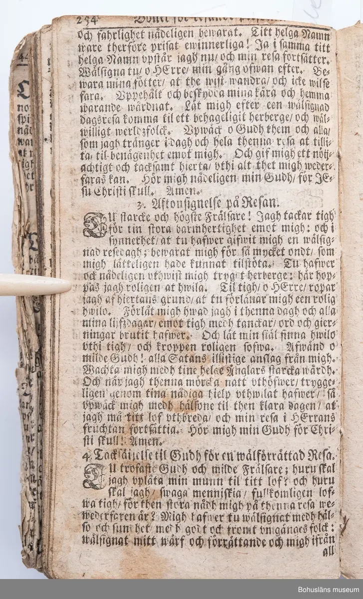 Psalmbok, frakturstil, linnelumppapper, svenska, 403 sidor samt register, duodecimo (12:o). 1695 års psalmbok, 413 psalmer. Trasig.
Samtida helfranskt skinnband med fem lätt upphöjda bind, pärmfyllnad av trä. Skinnet präglat i dekorativt mönster, liknande på fram- och baksida. Dekortivt ramverk, i övrigt heltäckande dekor med textband på mitten, oläsligt. 
Denna slags inbindning användes gärna då psalmboken skänktes som trolovningsgåva.
Rester av två bokpärmsbeslag; fragmentariska skinnband och metallspänne på det nedre. Främre pärmen lagad längs del av de båda kortsidorna med hamrat kopparband, bakre pärmen har hamrat kopparband nertill på kortsidan.
På första sidan handanteckning med uppgifter om ägare och årtalet 1735.

Psalmboken sammanbunden med evangelie- och epistelbok; Evangelia och epistler, 274 sidor.
Cib