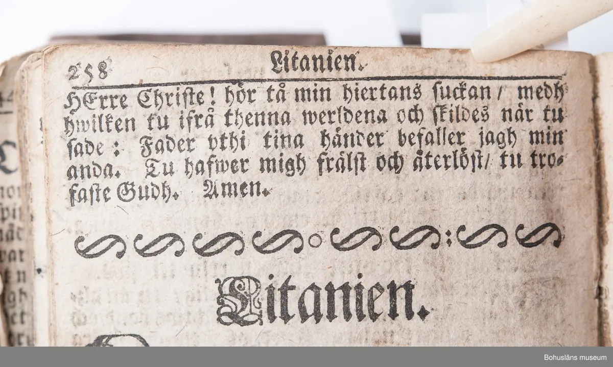 Psalmbok, frakturstil, linnelumppapper, svenska, 403 sidor samt register, duodecimo (12:o). 1695 års psalmbok, 413 psalmer. Trasig.
Samtida helfranskt skinnband med fem lätt upphöjda bind, pärmfyllnad av trä. Skinnet präglat i dekorativt mönster, liknande på fram- och baksida. Dekortivt ramverk, i övrigt heltäckande dekor med textband på mitten, oläsligt. 
Denna slags inbindning användes gärna då psalmboken skänktes som trolovningsgåva.
Rester av två bokpärmsbeslag; fragmentariska skinnband och metallspänne på det nedre. Främre pärmen lagad längs del av de båda kortsidorna med hamrat kopparband, bakre pärmen har hamrat kopparband nertill på kortsidan.
På första sidan handanteckning med uppgifter om ägare och årtalet 1735.

Psalmboken sammanbunden med evangelie- och epistelbok; Evangelia och epistler, 274 sidor.
Cib