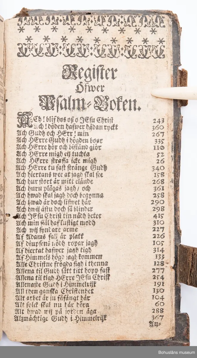 Psalmbok, frakturstil, linnelumppapper, svenska, 403 sidor samt register, duodecimo (12:o). 1695 års psalmbok, 413 psalmer. Trasig.
Samtida helfranskt skinnband med fem lätt upphöjda bind, pärmfyllnad av trä. Skinnet präglat i dekorativt mönster, liknande på fram- och baksida. Dekortivt ramverk, i övrigt heltäckande dekor med textband på mitten, oläsligt. 
Denna slags inbindning användes gärna då psalmboken skänktes som trolovningsgåva.
Rester av två bokpärmsbeslag; fragmentariska skinnband och metallspänne på det nedre. Främre pärmen lagad längs del av de båda kortsidorna med hamrat kopparband, bakre pärmen har hamrat kopparband nertill på kortsidan.
På första sidan handanteckning med uppgifter om ägare och årtalet 1735.

Psalmboken sammanbunden med evangelie- och epistelbok; Evangelia och epistler, 274 sidor.
Cib