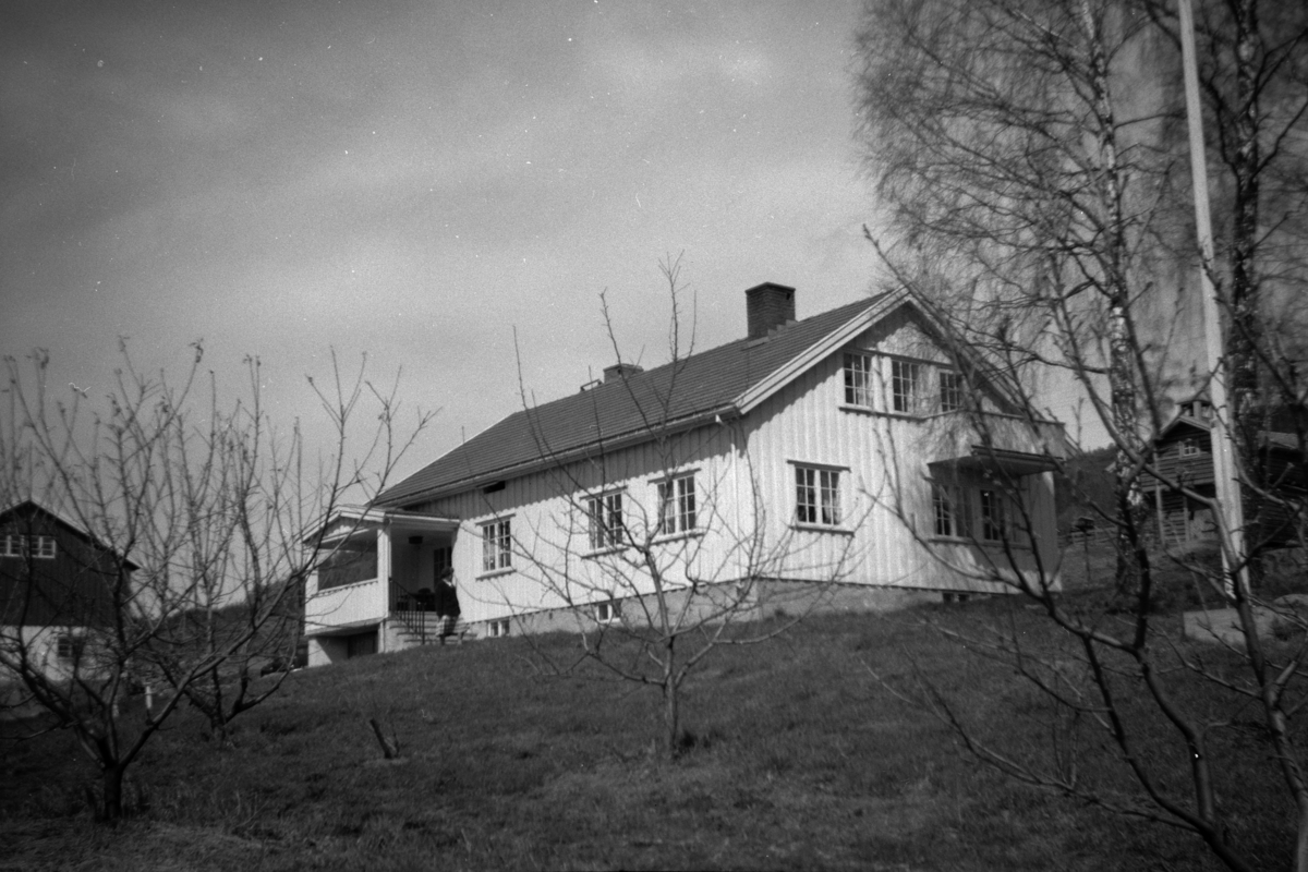 Åstad gard, Ring, hovedbygningen. Gnr. 365, bnr. 1-9.