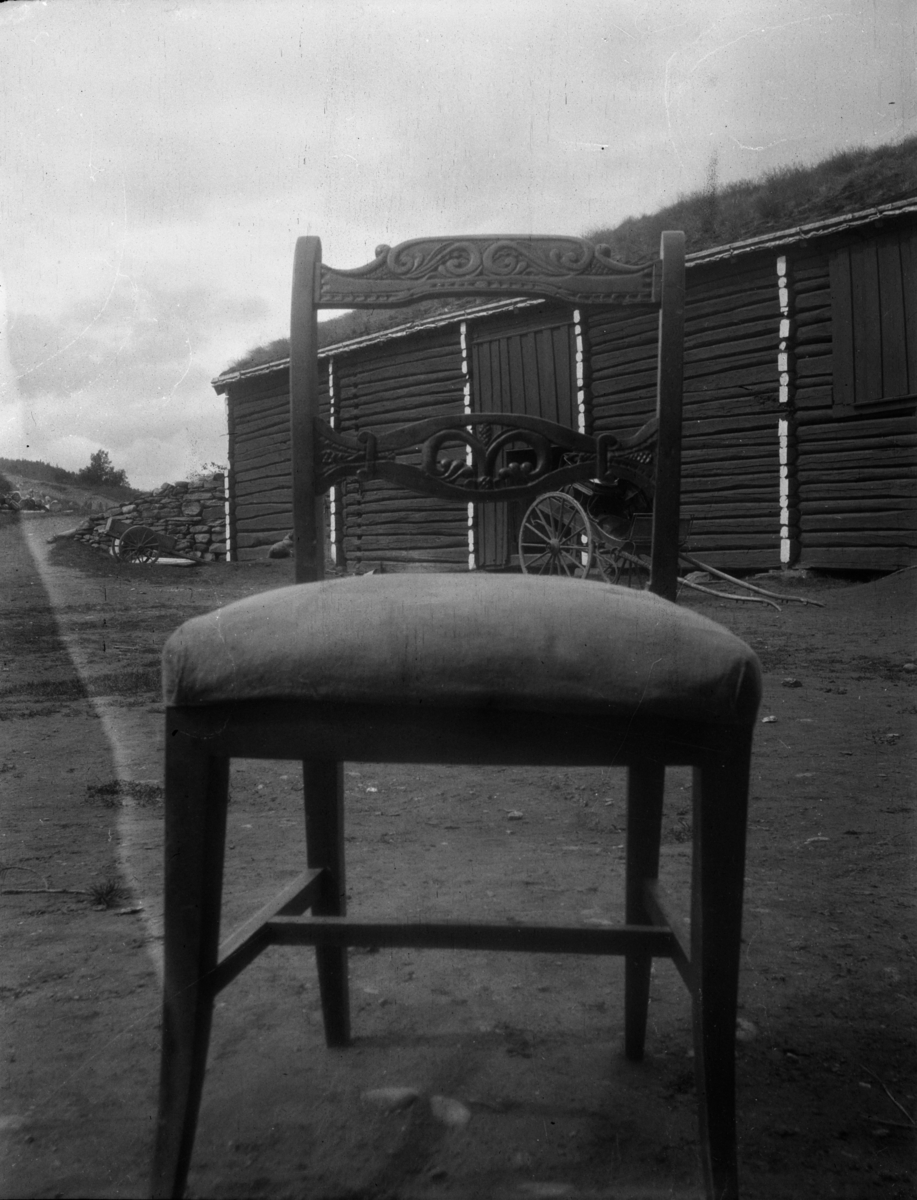 Rikard Berges fotoarkiv. Stol, Iver Nilssen, Tynnset. Bildet er tatt av Johanna Bugge Berge. Fotografert 1906.