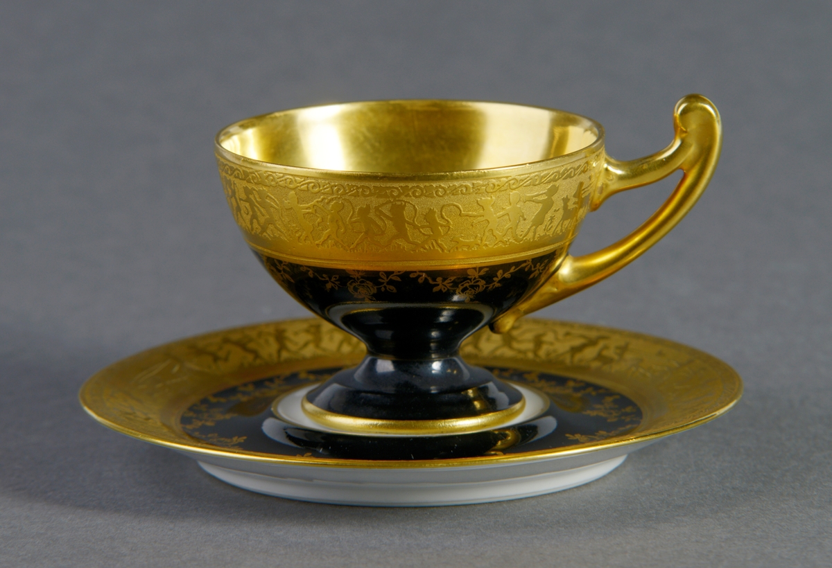 Gullkanten øverst på korpus er dekorert med en scene hvor mennesker danser, løper med dyr, rir, sykler og spiller på instrument. Under denne kanten er koppen dekorert med rose- og bladmønster i gullfarge over det kulørte.