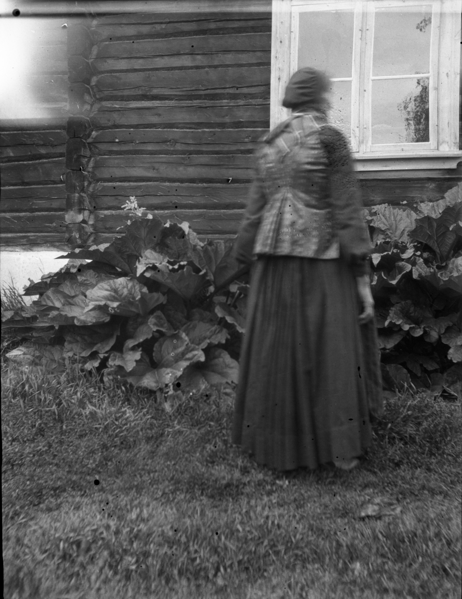 Rikard Berges fotoarkiv. Kvinne i "Østerdalsklæde" (Østerdalsdrakt), Tynnset. Bildet er tatt av Johanna Bugge Berge. Fotografert 1906.