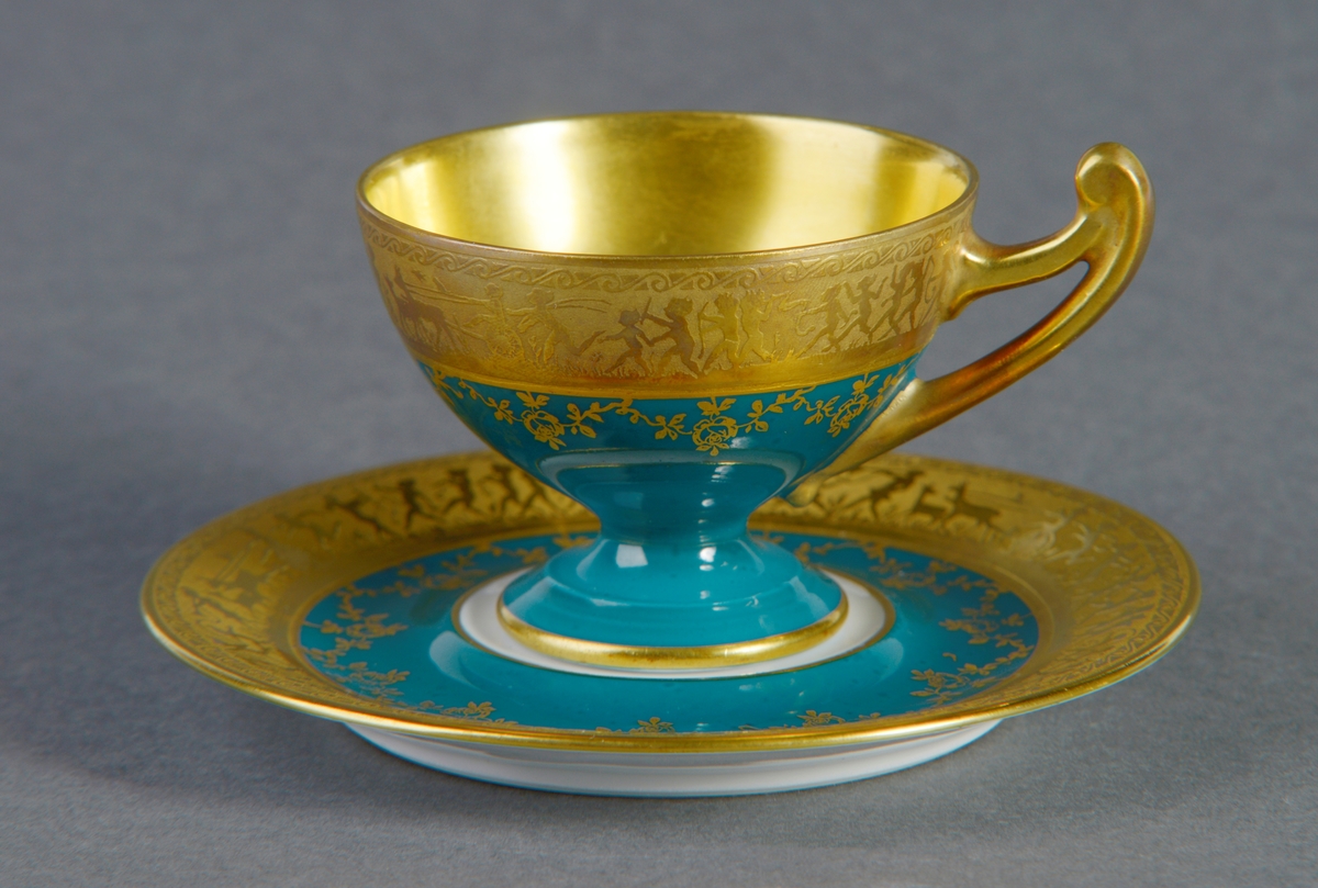 Gullkanten øverst på korpus er dekorert med en scene hvor mennesker danser, løper med dyr, rir, sykler og spiller på instrument. Under denne kanten er koppen dekorert med rose- og bladmønster i gullfarge over det kulørte.