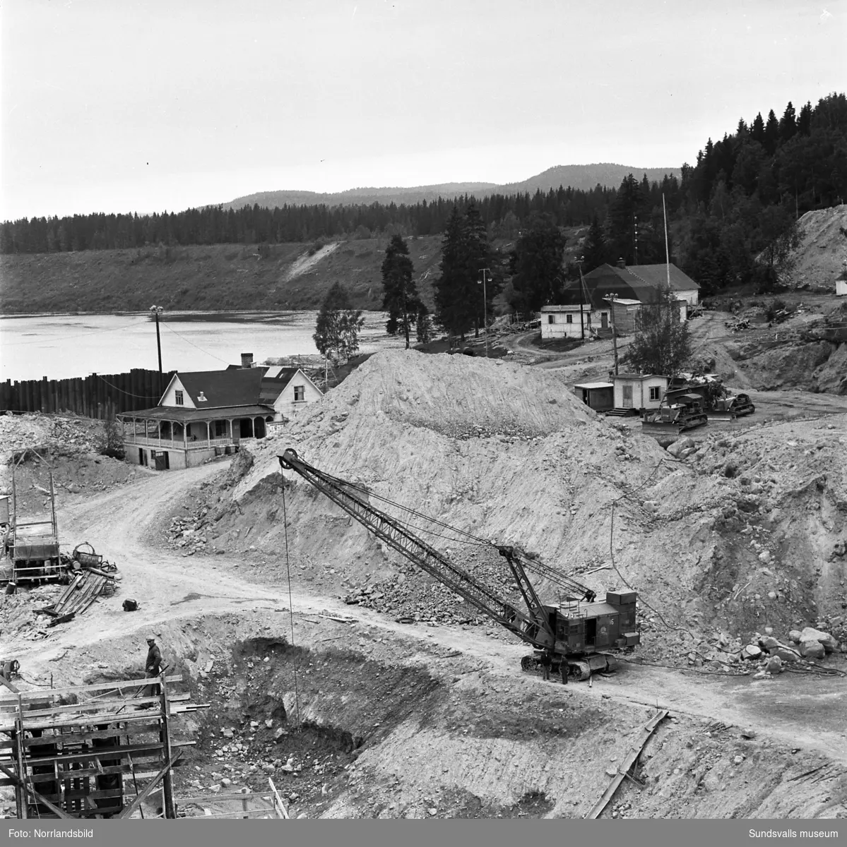 En grupp bilder från det pågående bygget av Bergeforsens kraftverk, ny landsvägsbro och järnvägsbron.