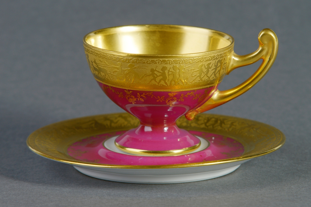 Gullkanten øverst på korpus er dekorert med en scene hvor mennesker danser, løper med dyr, rir, sykler og spiller på instrument. Under denne kanten er koppen dekorert med rose- og bladmønster i gullfarge over det kulørte.