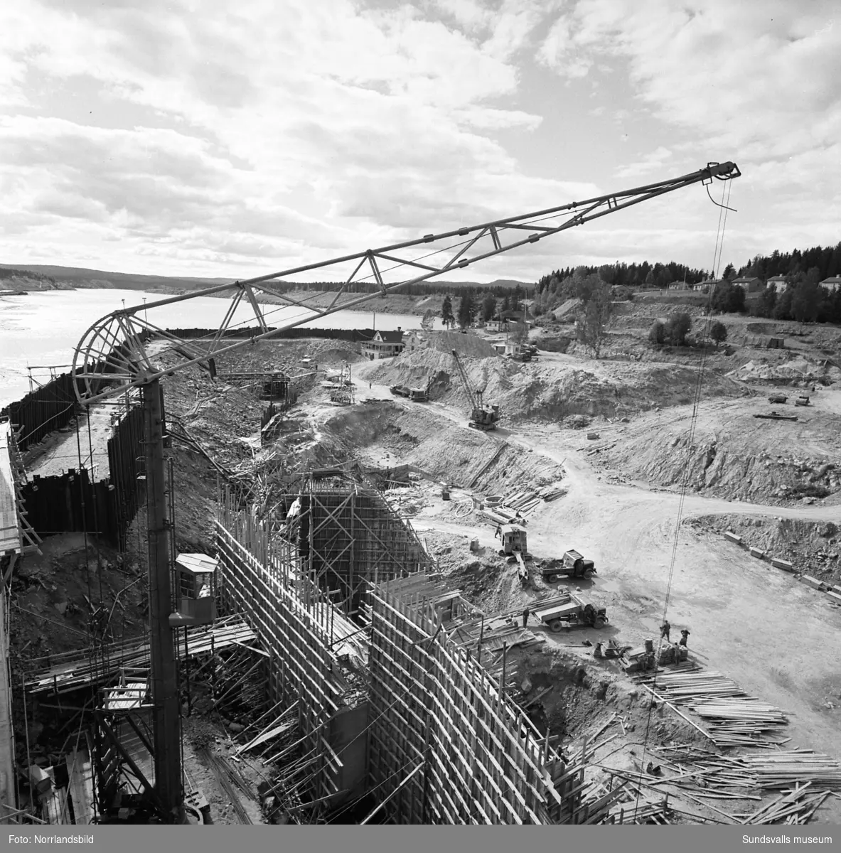 En grupp bilder från det pågående bygget av Bergeforsens kraftverk, ny landsvägsbro och järnvägsbron.