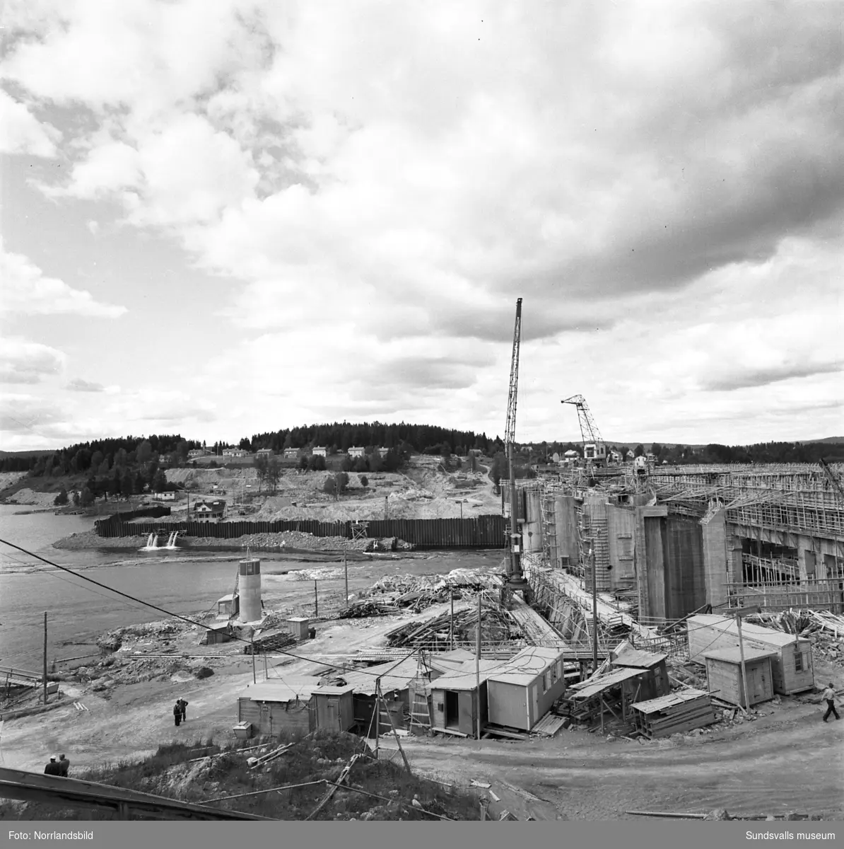 En grupp bilder från det pågående bygget av Bergeforsens kraftverk, ny landsvägsbro och järnvägsbron.