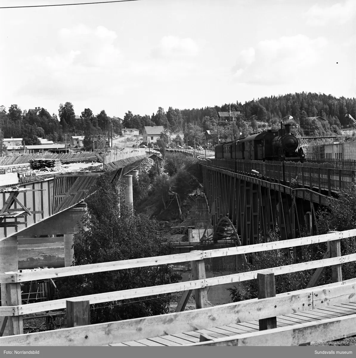 En grupp bilder från det pågående bygget av Bergeforsens kraftverk, ny landsvägsbro och järnvägsbron.