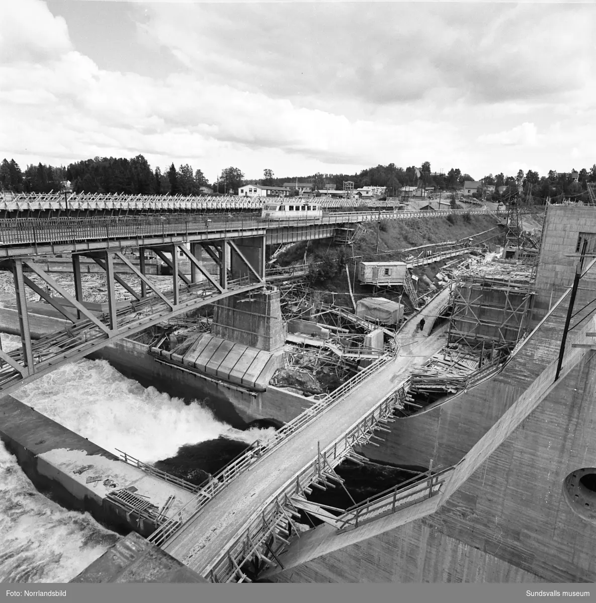 En grupp bilder från det pågående bygget av Bergeforsens kraftverk, ny landsvägsbro och järnvägsbron.