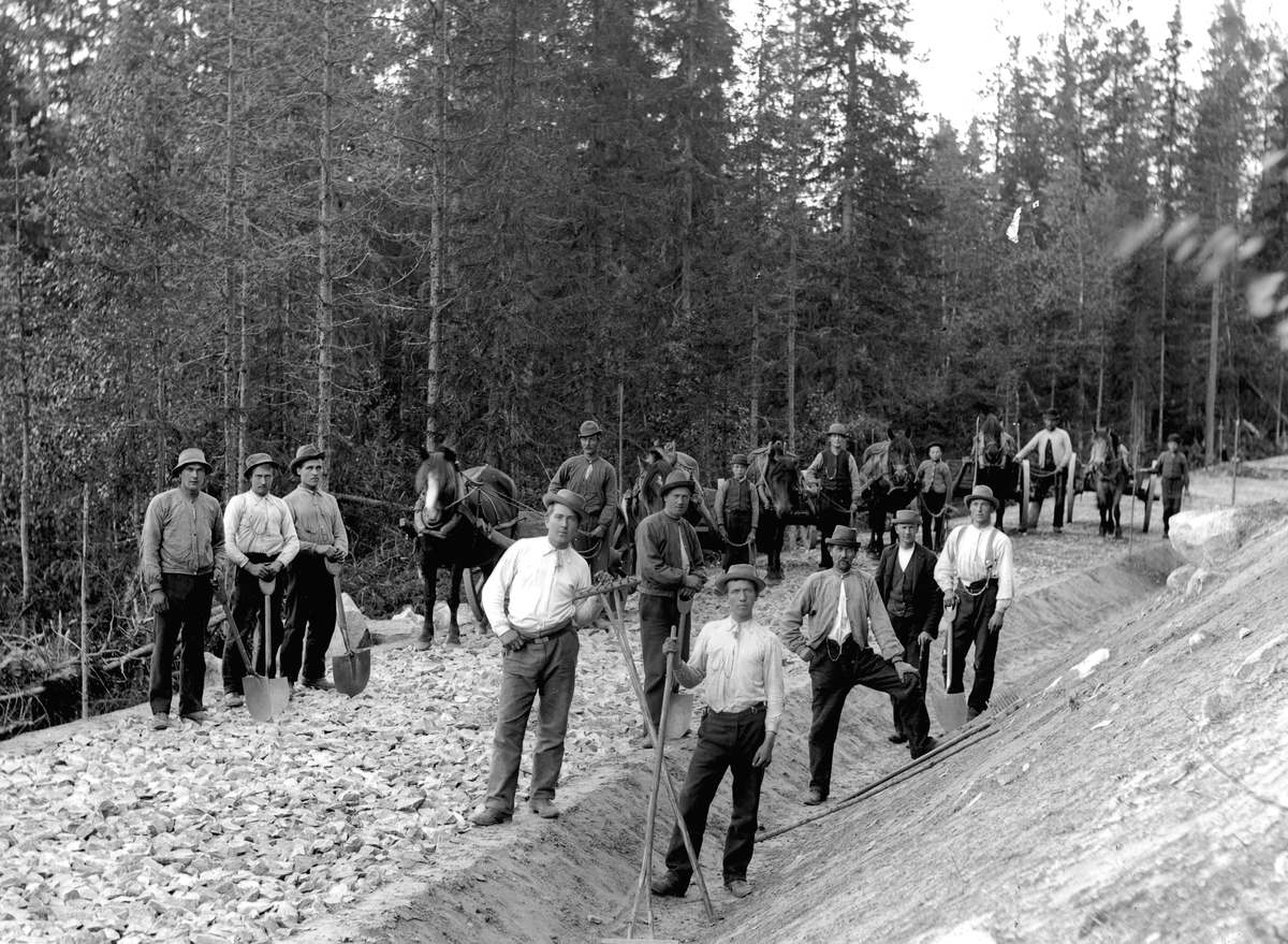 Dokumentasjon av arbeid med et veiprosjekt, ant i Trysil. Ukjente arbeidere. Vegbygging. Dessverre har vi ikke fått bekreftet opplysninger om hvilket prosjekt det er, men det kan være fra 1913, og bygging av vegen mellom Nybergsund og Innbygda.