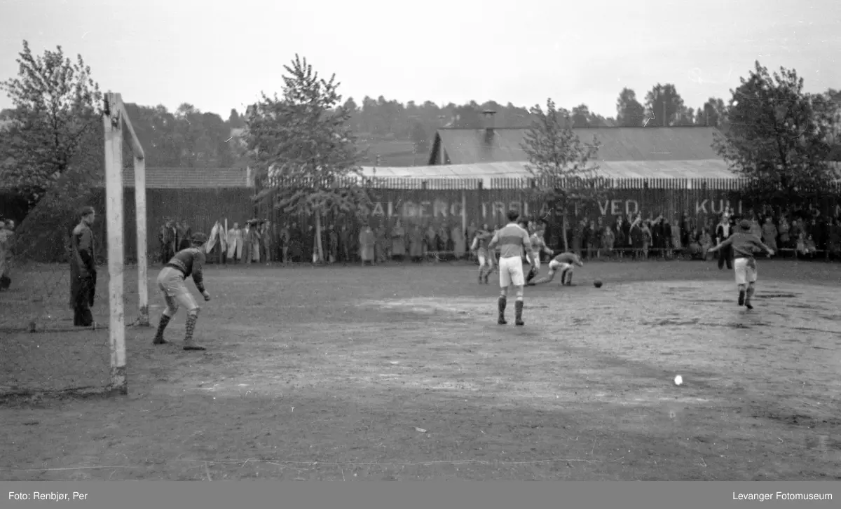 Idrettens dag  juni 1945, Fotball på Levanger stadion.