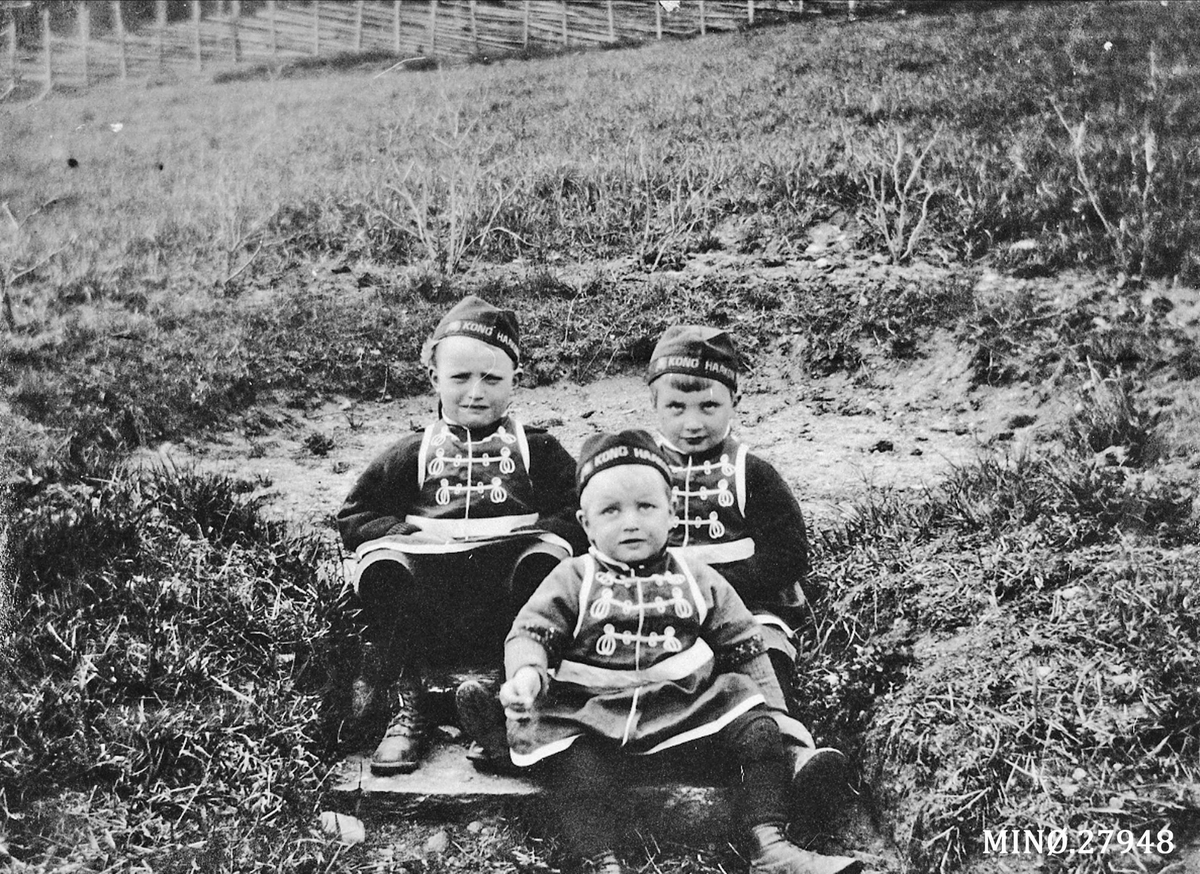 Bilde av tre små barn