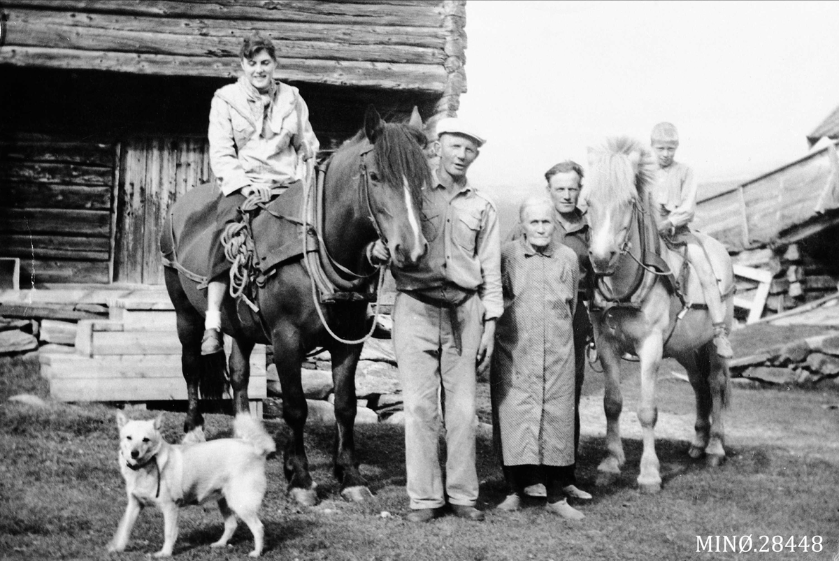 Personer på tunet på Lien i Dalholen. 
Fra venstre: dame på hest fra Dombås, Iver Lien f. 1909, Mari Lien (1875-1953), Per Lien, Ove Solgard (1943- ) på hest