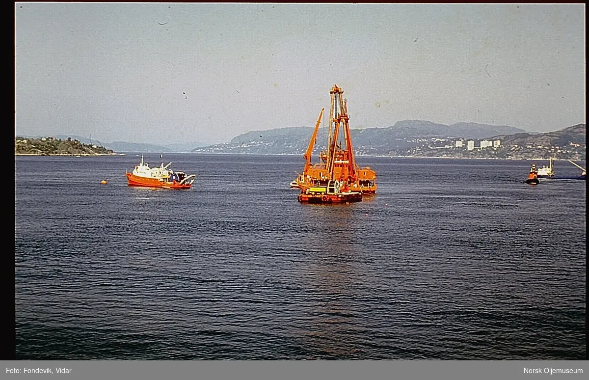 "NUTEC Fjordbase" ligger i Byfjorden utenfor Bergen.  Fartøyet til venstre er dykkerskipet "Deepsea Inspector".