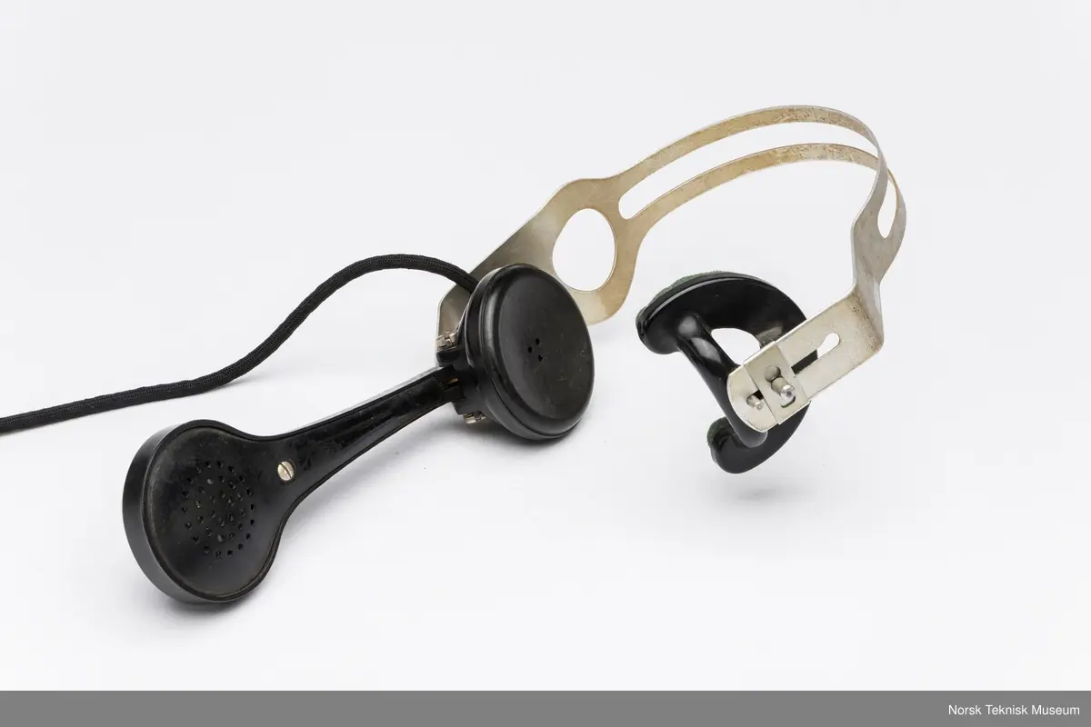 Headset med én hodetelefon, mikrofon og ledning med kontakt til bruk sammen med kamera.