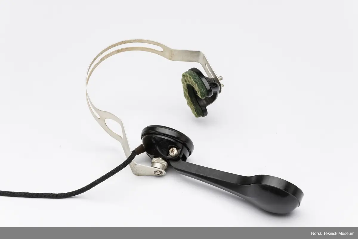 Headset med én hodetelefon, mikrofon og ledning med kontakt til bruk sammen med kamera.