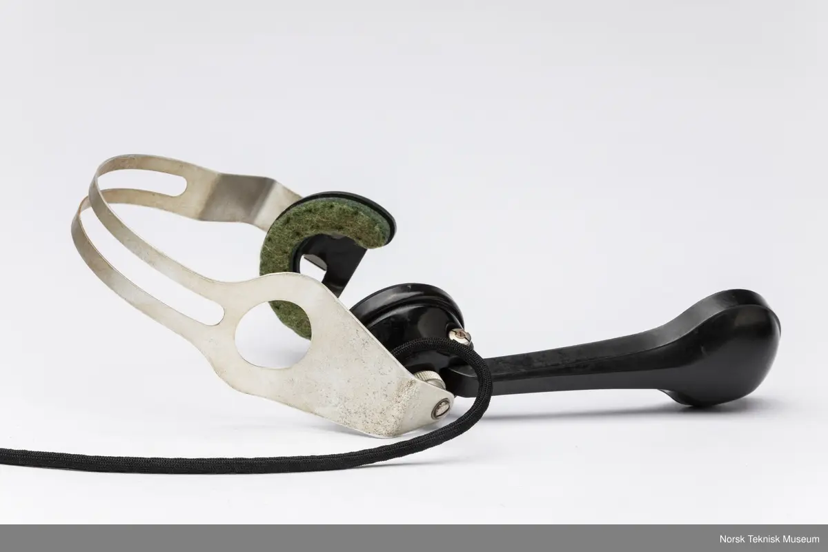 Headset med én hodetelefon, mikrofon og ledning med kontakt til bruk sammen med kamera.