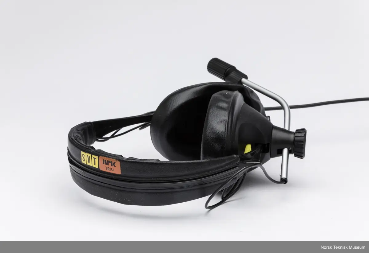 Hodetelefon med ledning og to kontakter.