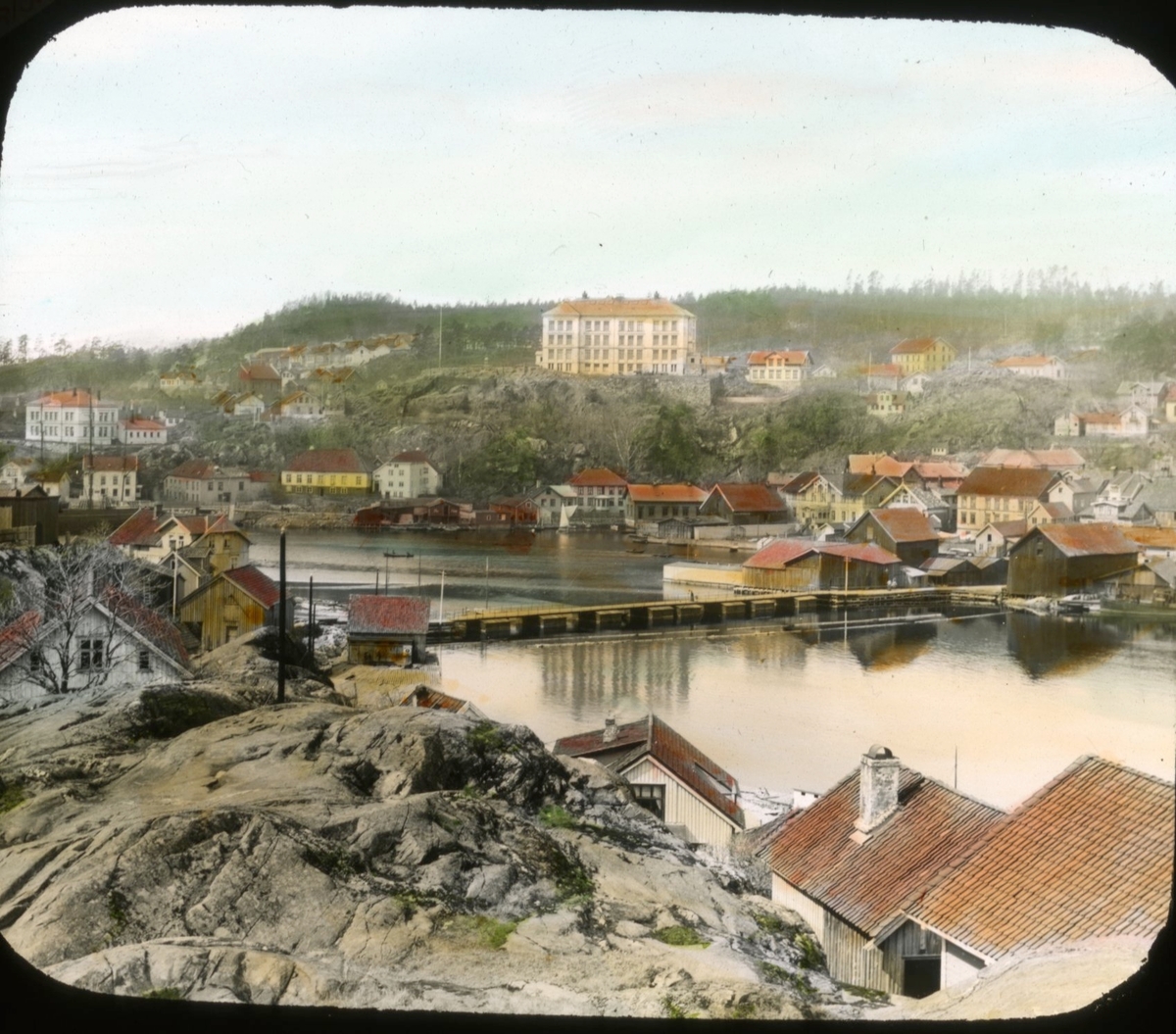 Kragerø by sett fra øya. Pontongbrua til Øya. Skolen i bakgrunnen.