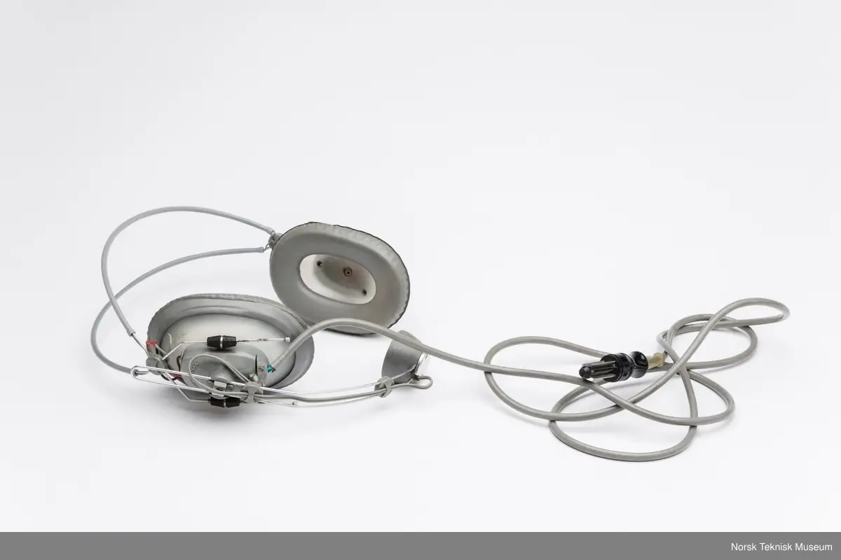 Hodetelefon med mikrofon, ledning og plugg.